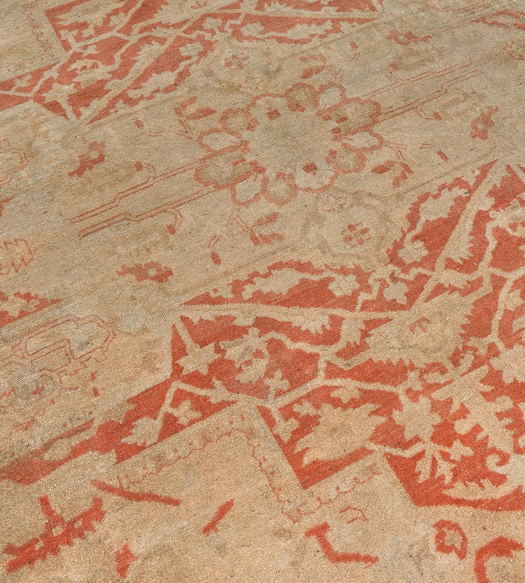 Noué à la main Tapis indien Agra en laine ancienne, ivoire, rouge tendre et fleuri en vente