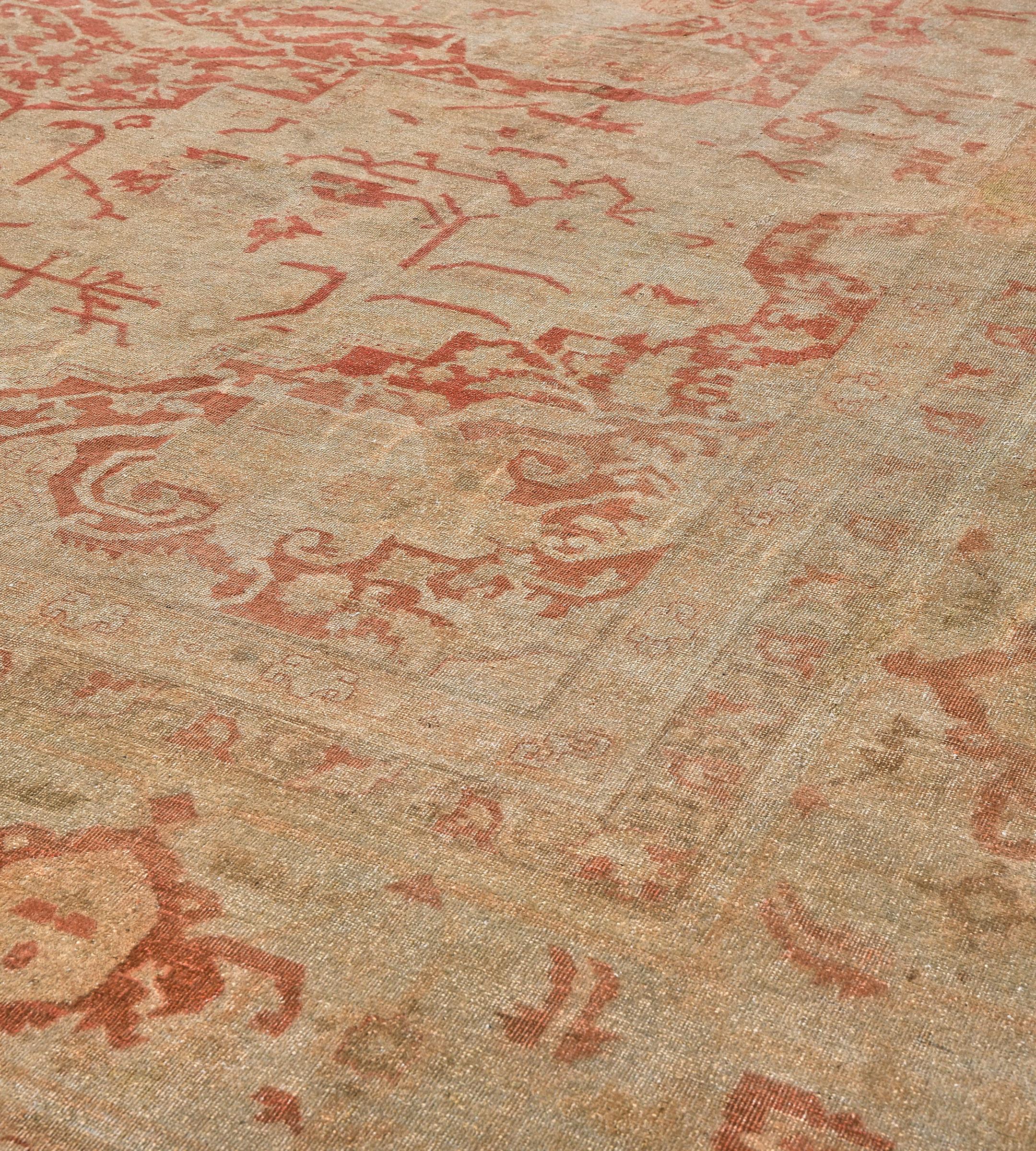 Tapis indien Agra en laine ancienne, ivoire, rouge tendre et fleuri Bon état - En vente à West Hollywood, CA