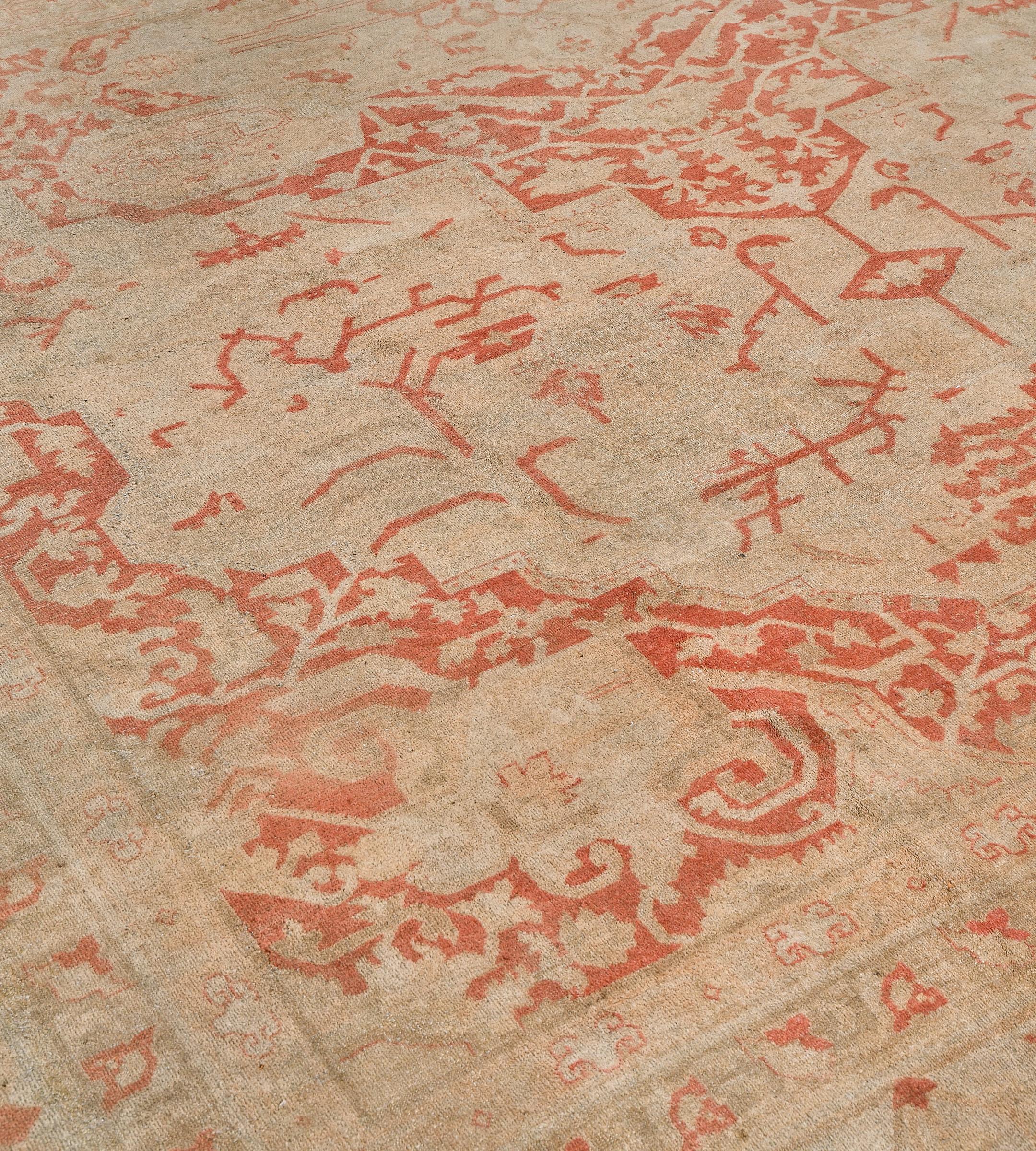Laine Tapis indien Agra en laine ancienne, ivoire, rouge tendre et fleuri en vente