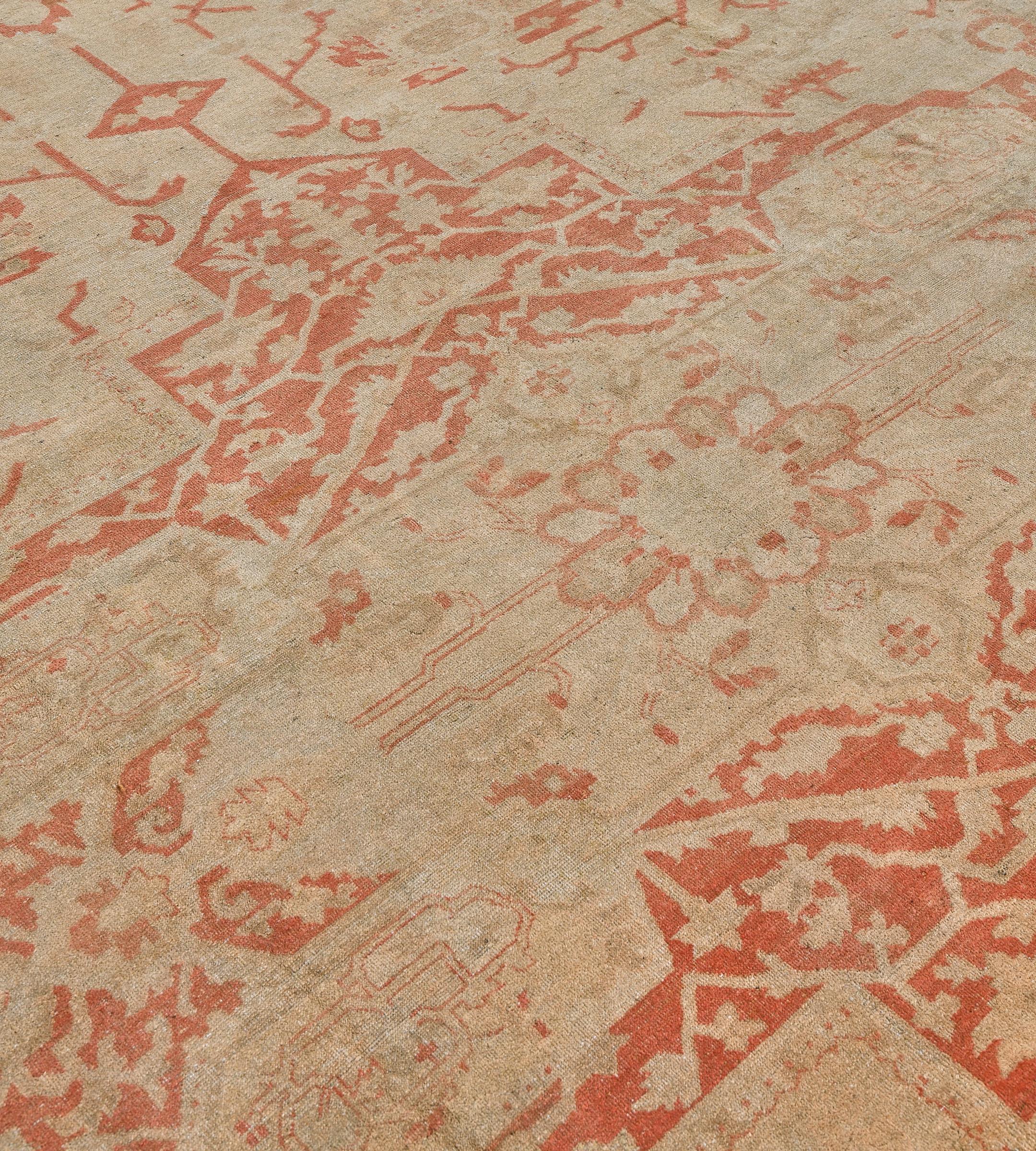 Tapis indien Agra en laine ancienne, ivoire, rouge tendre et fleuri en vente 1