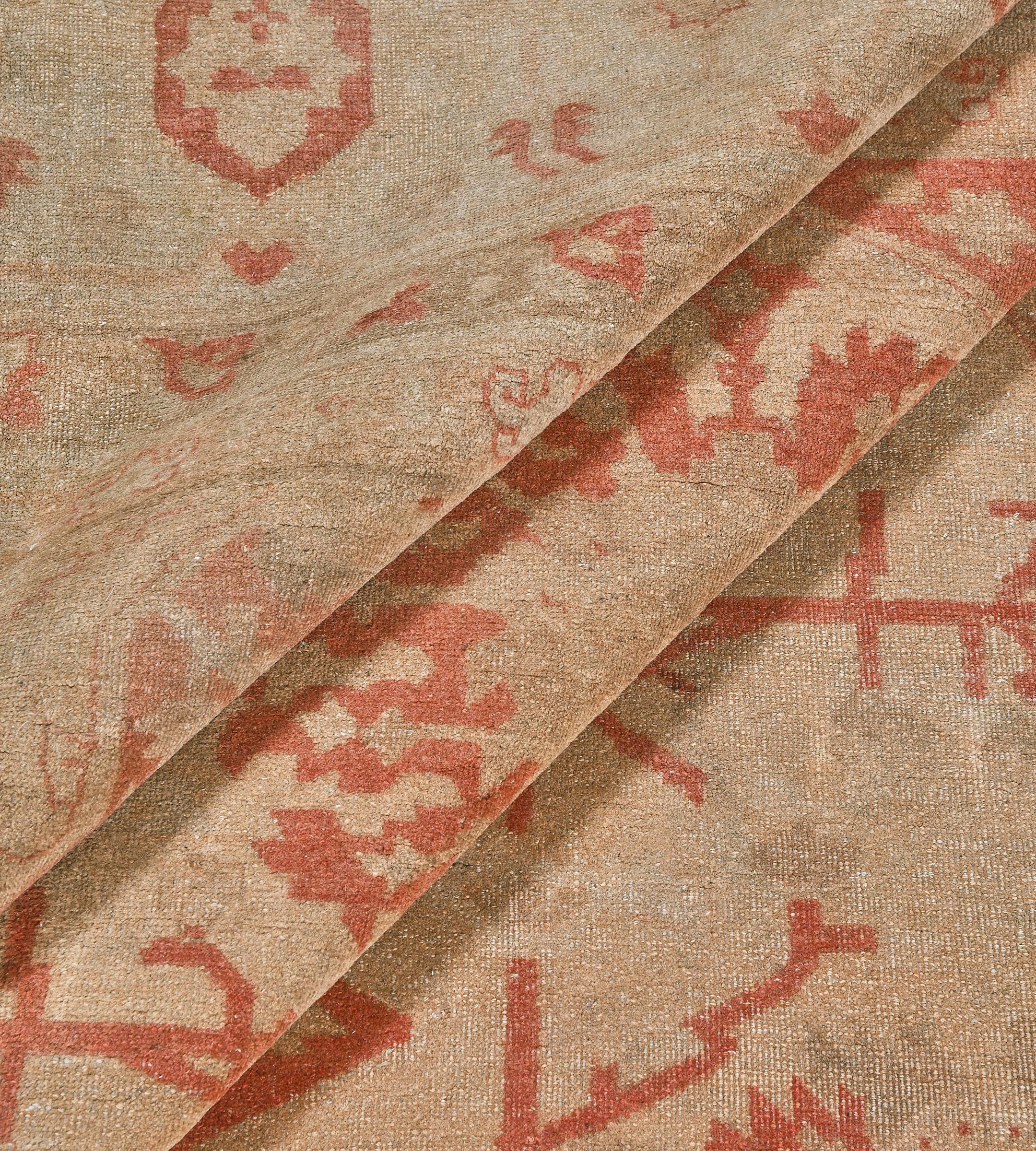 Tapis indien Agra en laine ancienne, ivoire, rouge tendre et fleuri en vente 2