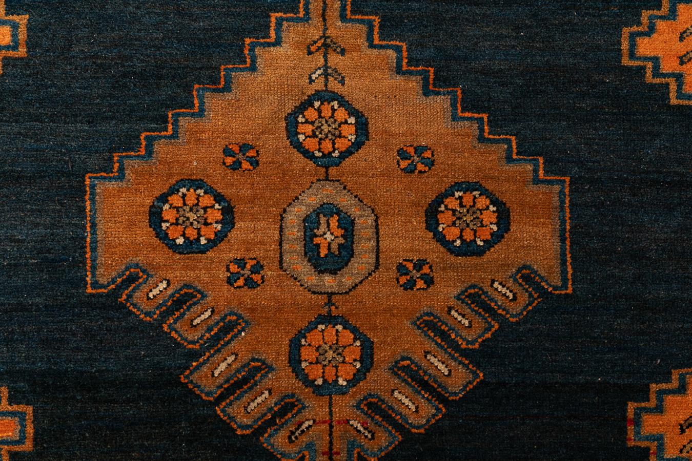 Camino de Mesa Antiguo de Lana Malayer en Añil Profundo y Ámbar, Principios del Siglo XX Tejido a mano en venta