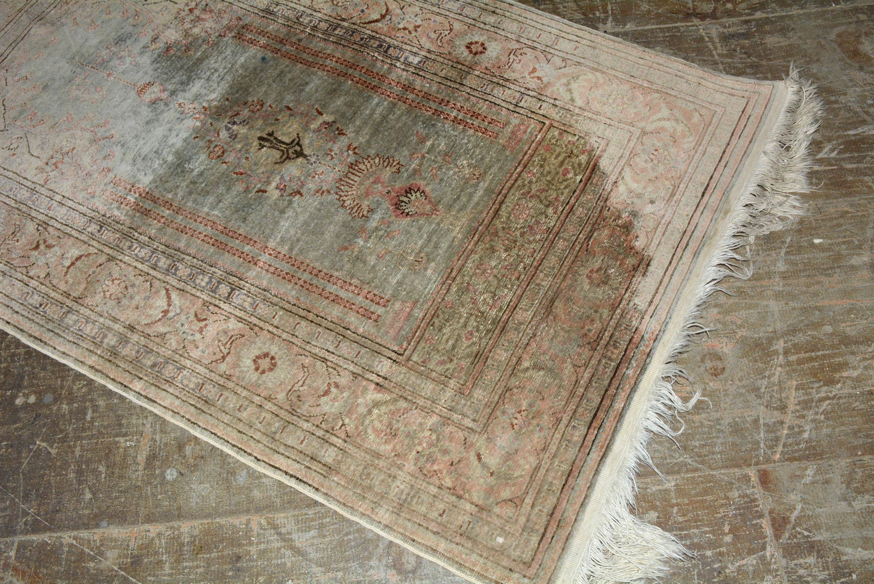 Inconnu Tapis oriental ancien en laine à grappes de laine en vente