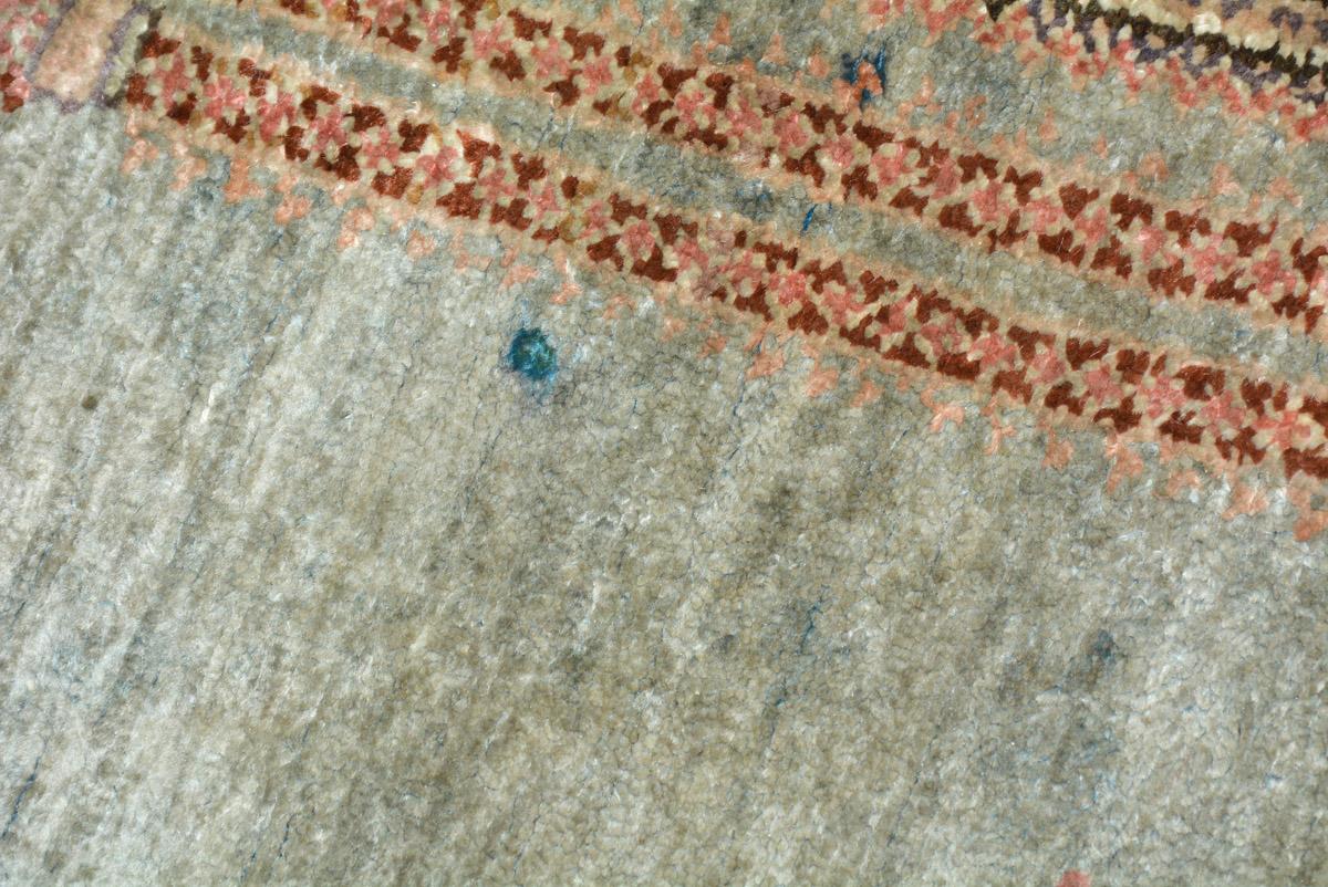 Tapis oriental ancien en laine à grappes de laine État moyen - En vente à Sheffield, MA