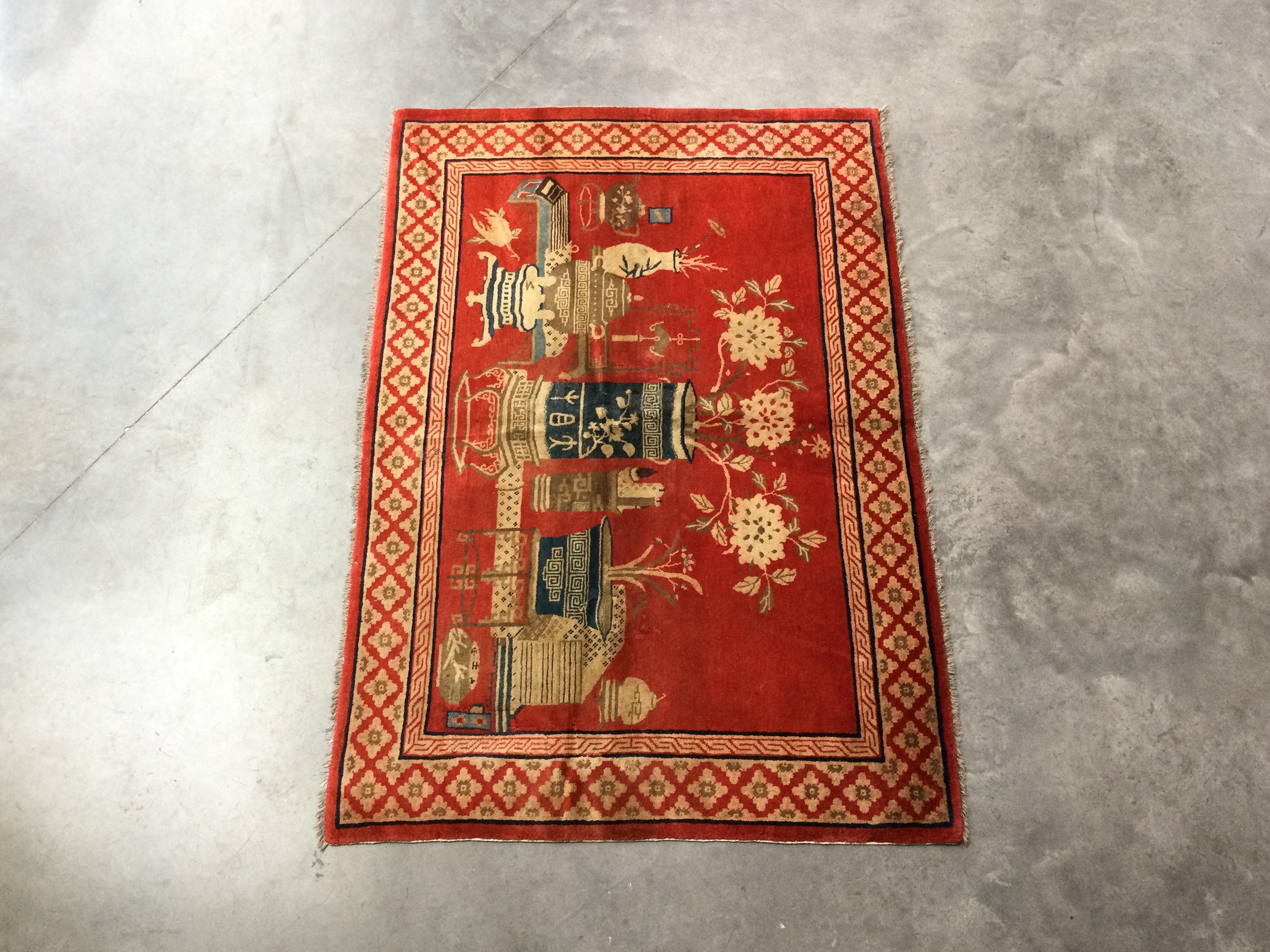 Antique Mongolian rug from around of 1920
- Wool designs that provide a feeling of constant softness when worn.
- Incorporates central design and all its edges. This makes it easy to focus perfectly on spaces.
- It provides luminosity and thanks to