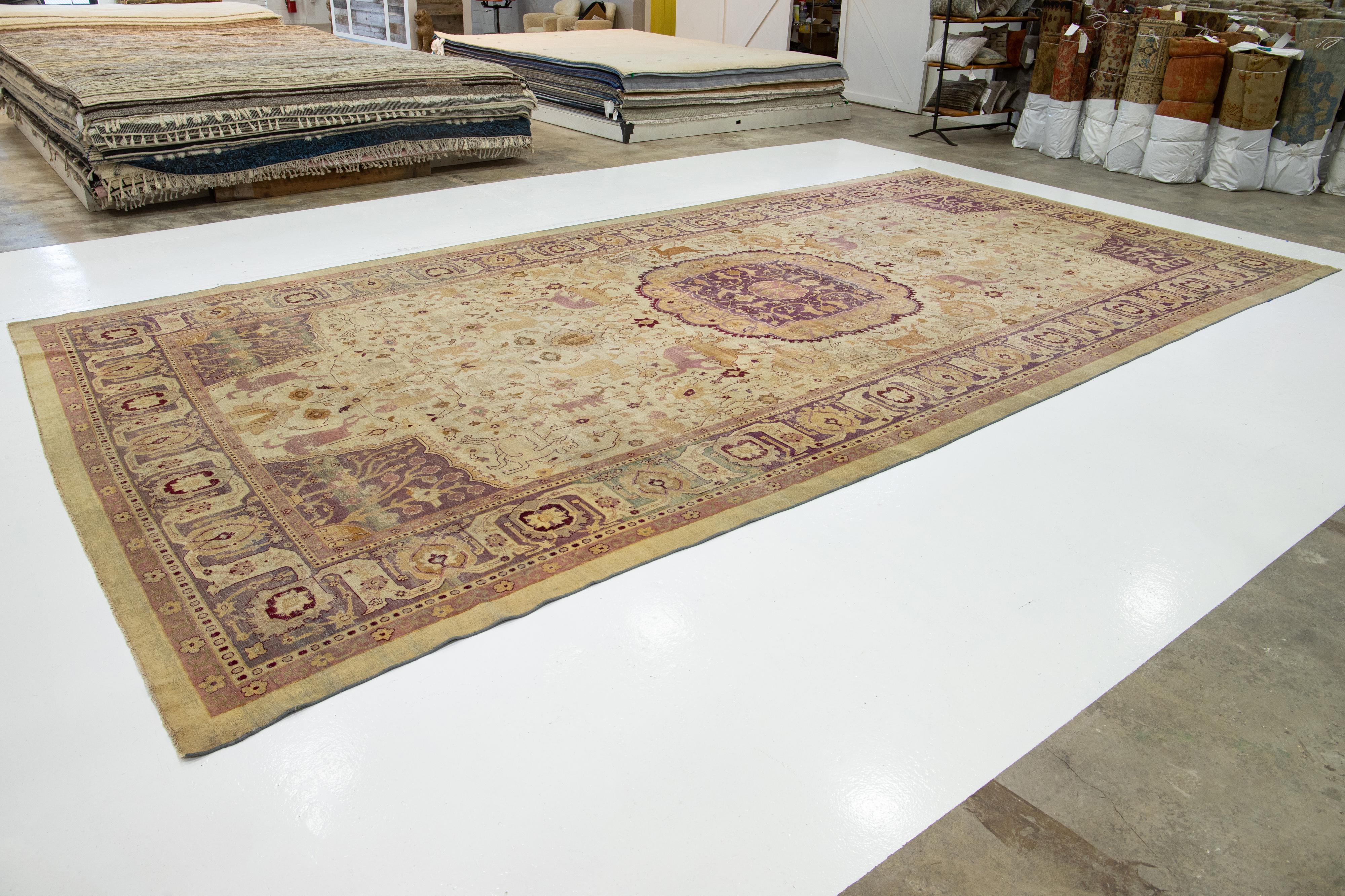 Antiker Wollteppich  Agra aus den 1890er Jahren mit Medaillon-Design (Persisch) im Angebot