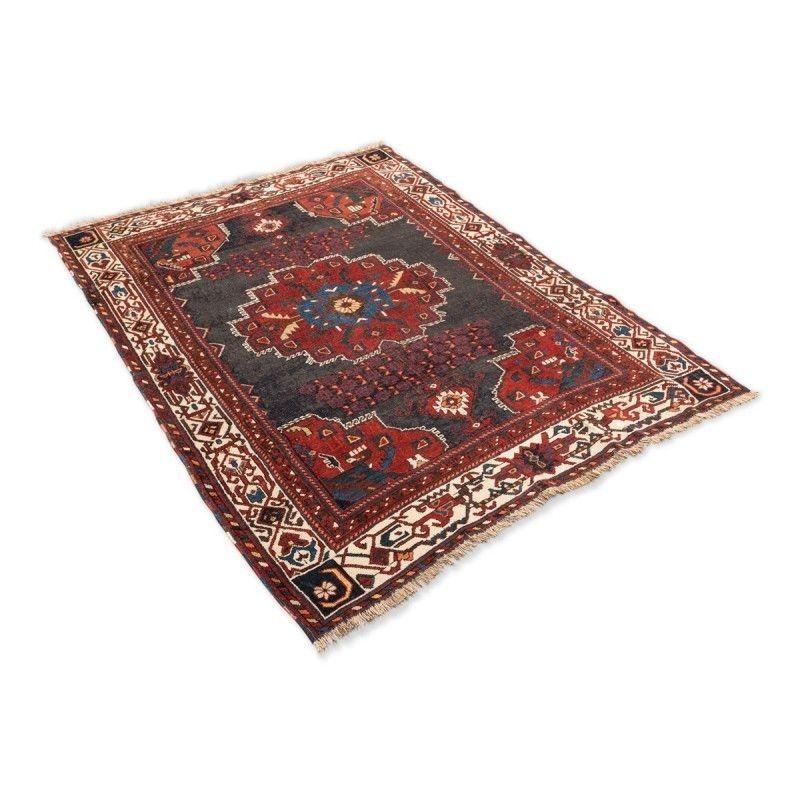 Classic wool rug with Afshar design of nomadic origin.
- Ethnic rug made of wool at the end of the 19th century.
- Highlight its central medallion on a black background, four corners in red with a geometric design typical of nomadic rugs.
- Two