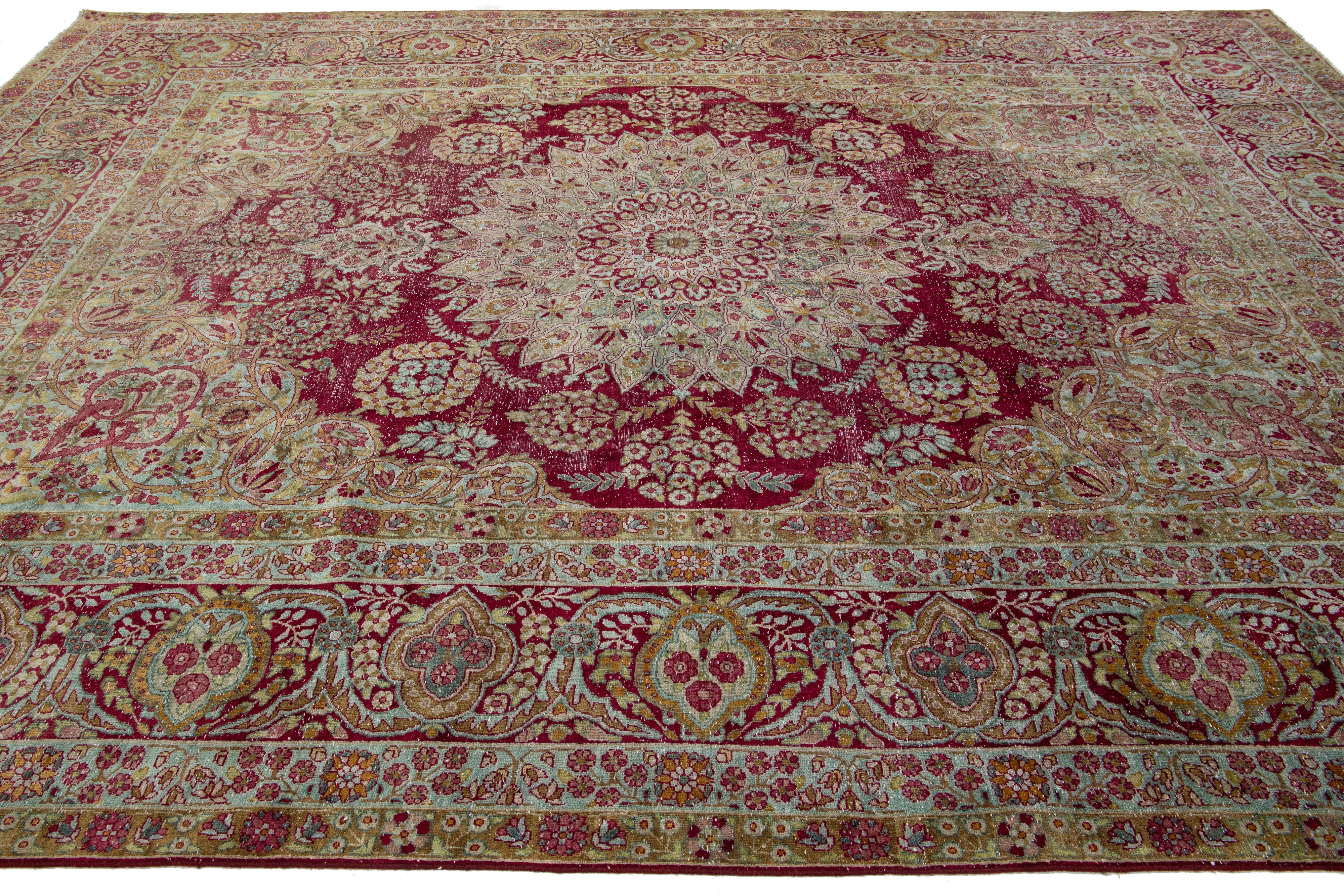 Laine Tapis persan Kerman ancien présentant un motif floral en médaillon en vente