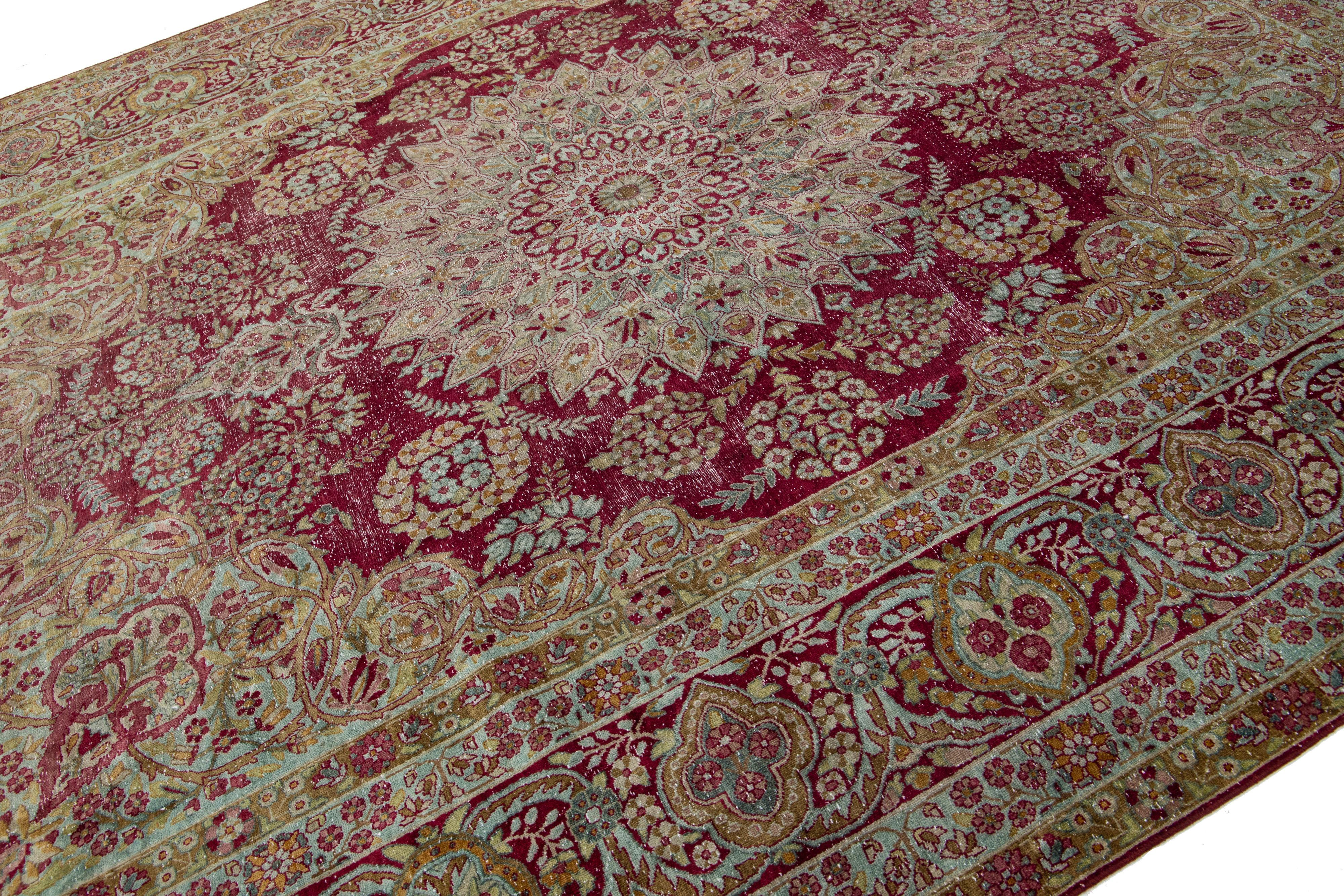 Tapis persan Kerman ancien présentant un motif floral en médaillon en vente 1