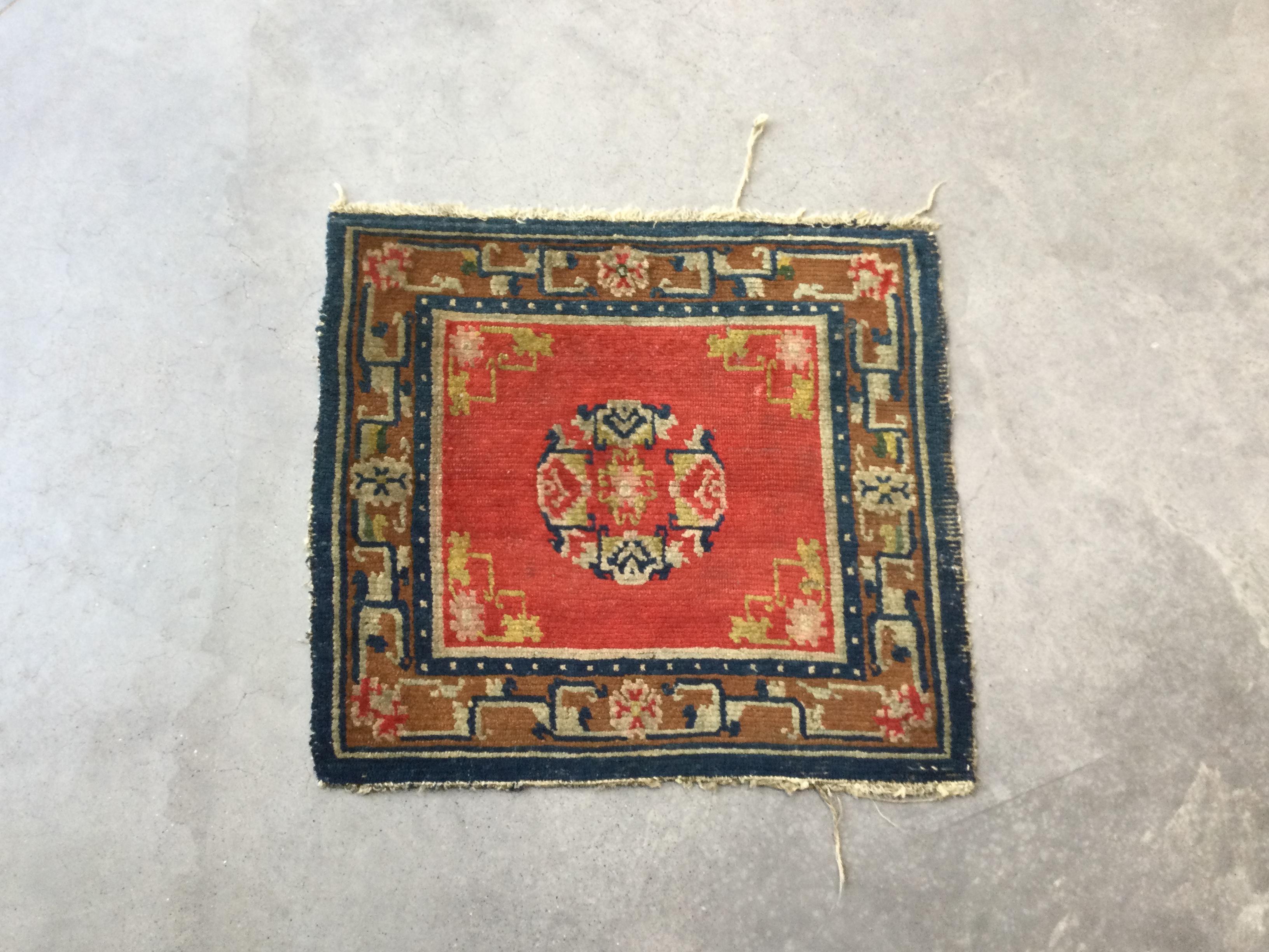 Antiker Teppich tibetischer Herkunft aus der Zeit um 1930.
- Handgefertigt aus Wolle in den Handwerksbetrieben der Firma Zigler.
- Wolldesigns, die beim Tragen ein konstantes Gefühl von Weichheit vermitteln.
- Enthält das zentrale Medaillon und alle