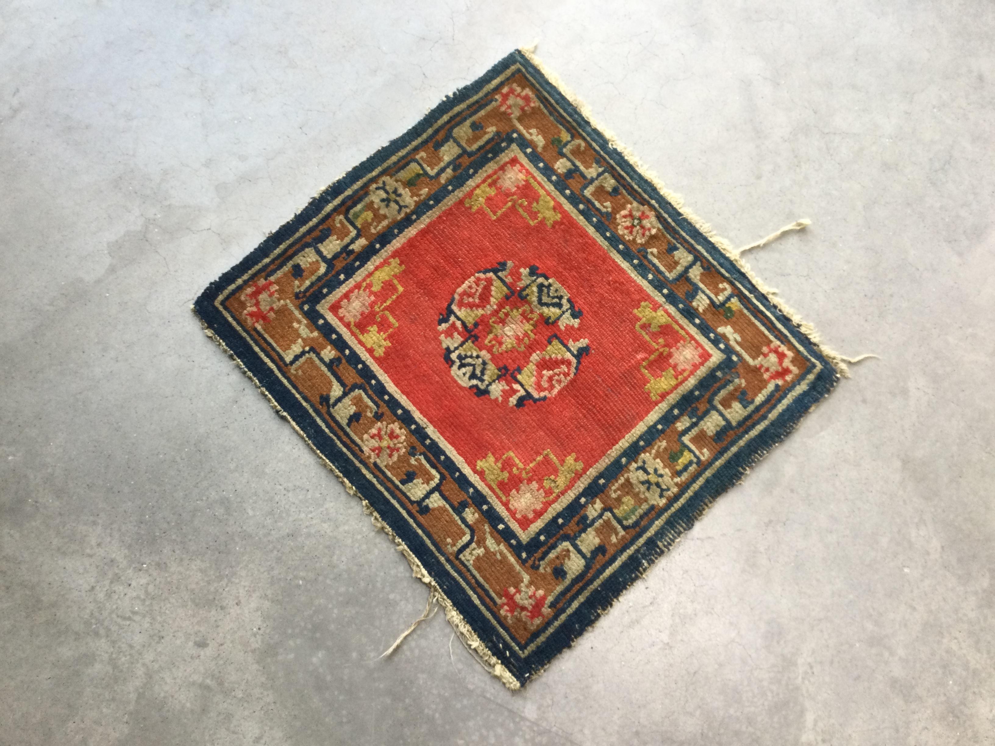 Antiker Wollteppich. Tibetisches Design. 0,62 x 0,69 m. (Handgeknüpft) im Angebot