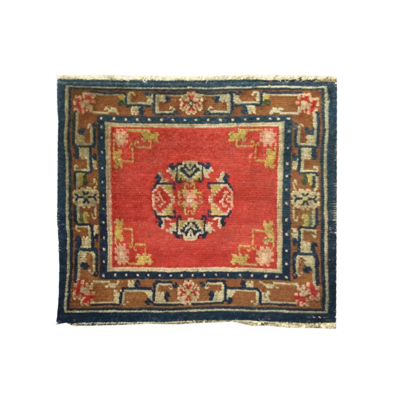 Antiker Wollteppich. Tibetisches Design. 0,62 x 0,69 m. (Mitte des 20. Jahrhunderts) im Angebot