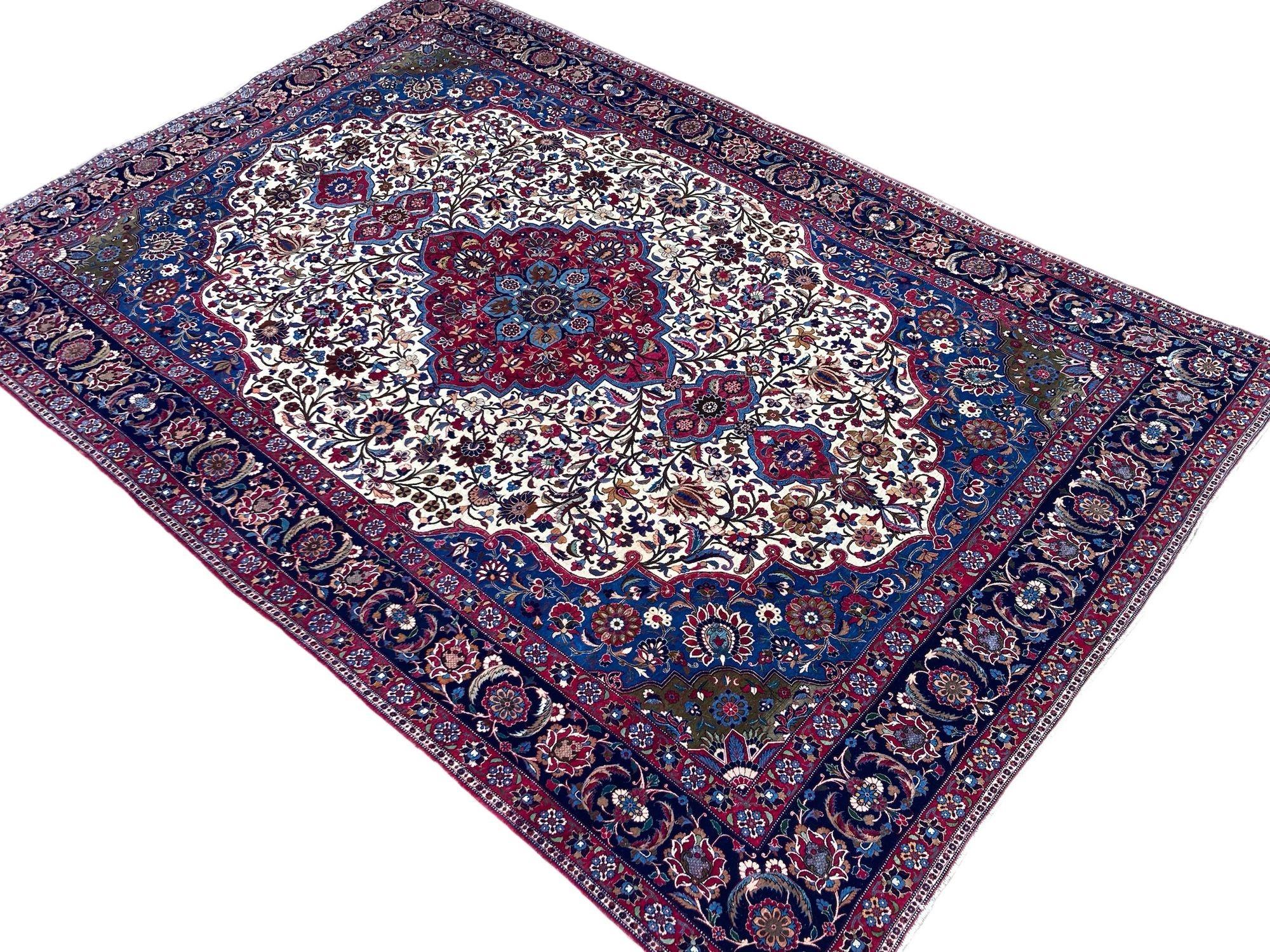 Antique Wool & Silk Isfahan Carpet 3.43m x 2.33m In Good Condition For Sale In St. Albans, GB