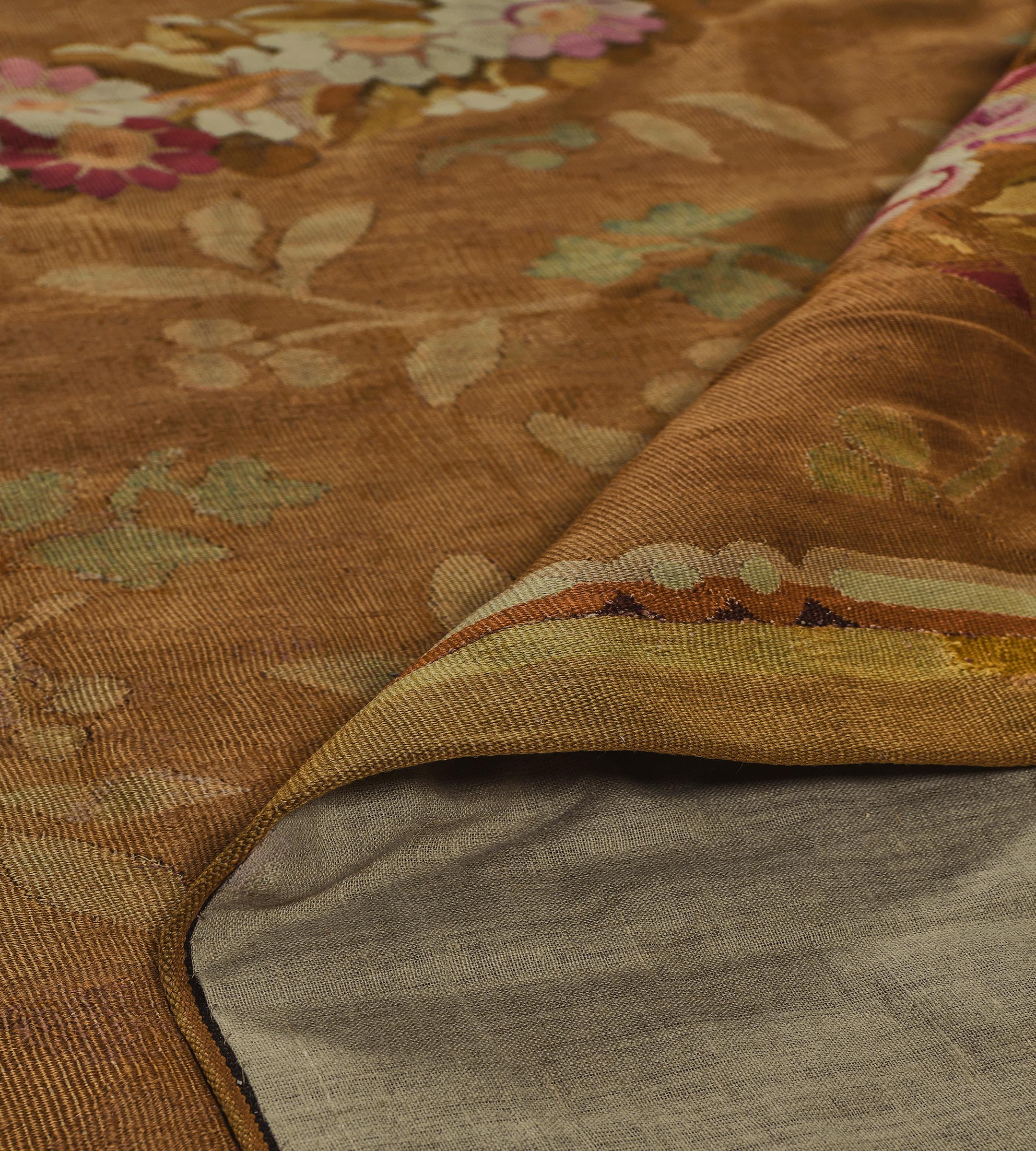 Tappeto Aubusson francese antico in lana marrone tabacco con motivi floreali in vendita 3