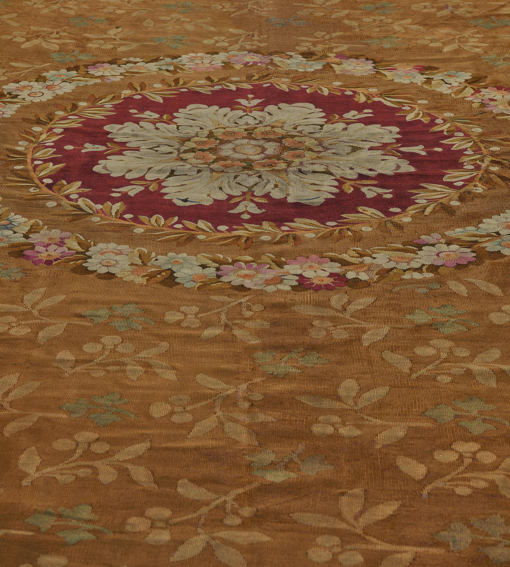 Tappeto Aubusson francese antico in lana marrone tabacco con motivi floreali in vendita 1