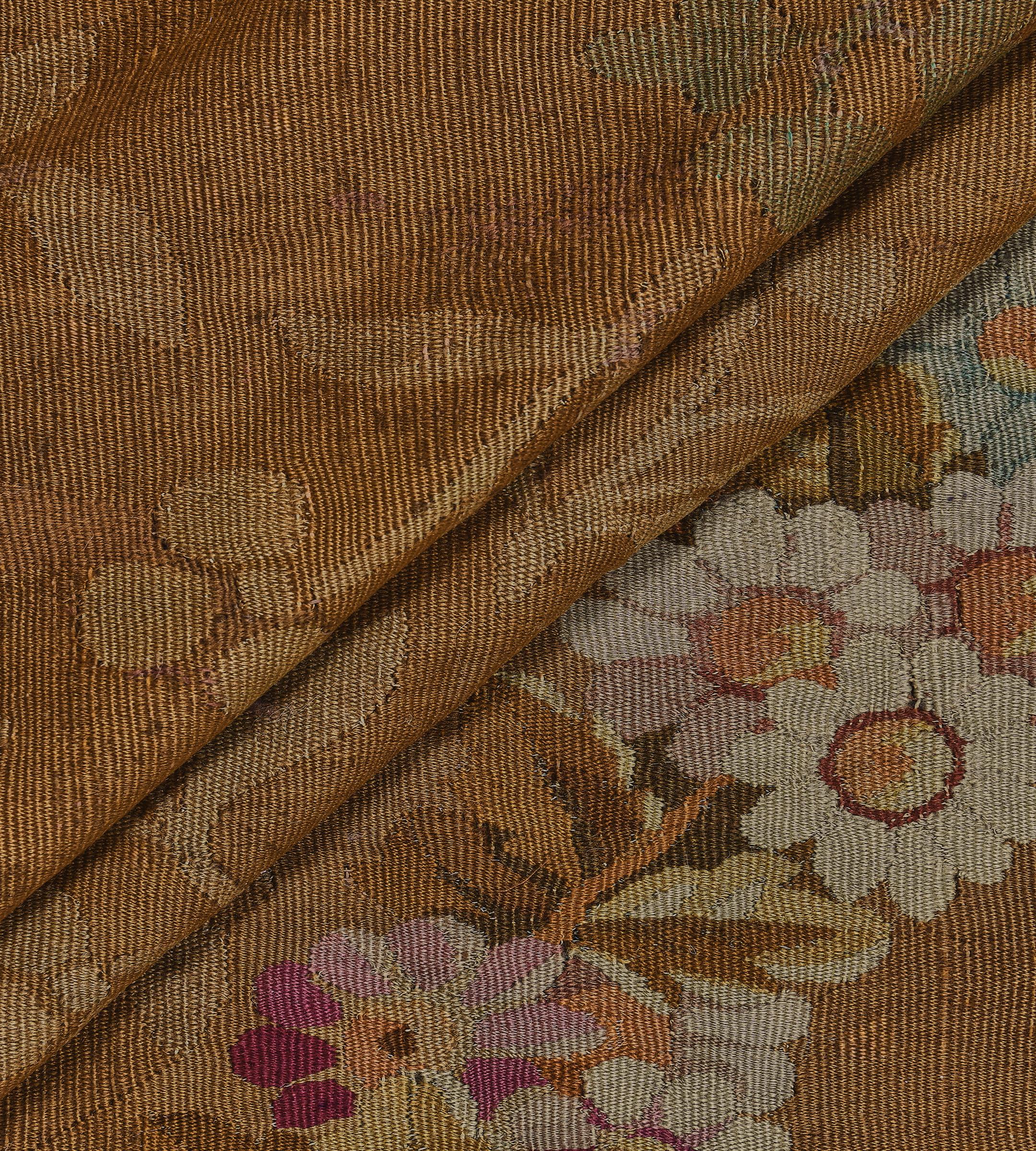 Tappeto Aubusson francese antico in lana marrone tabacco con motivi floreali in vendita 2