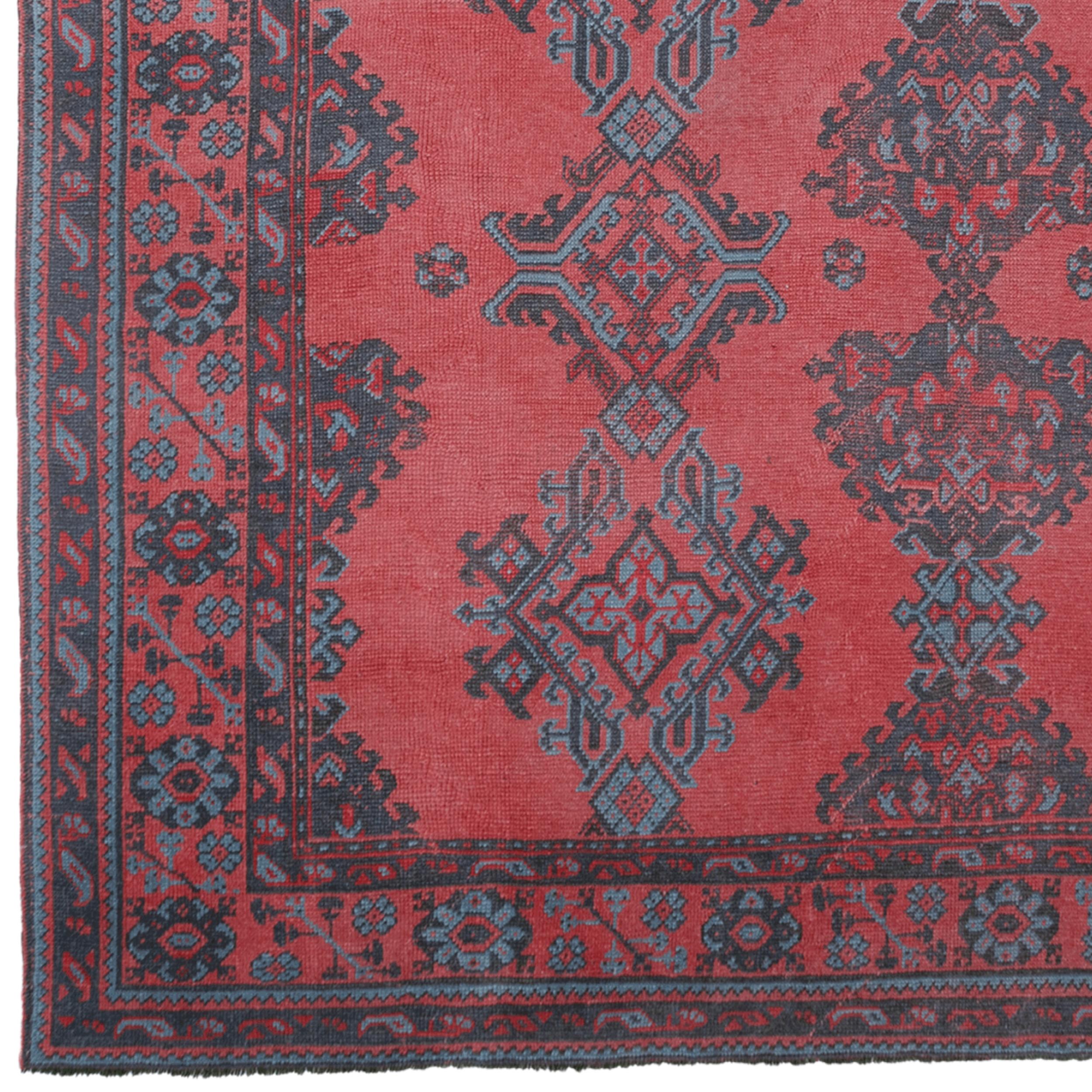 This unique 19th-century antique Uşak rug stands out with its rich history and cultural heritage. Uşak rugs are among the most valuable hand-woven rugs produced during the Ottoman Empire, and this special piece is a reflection of this