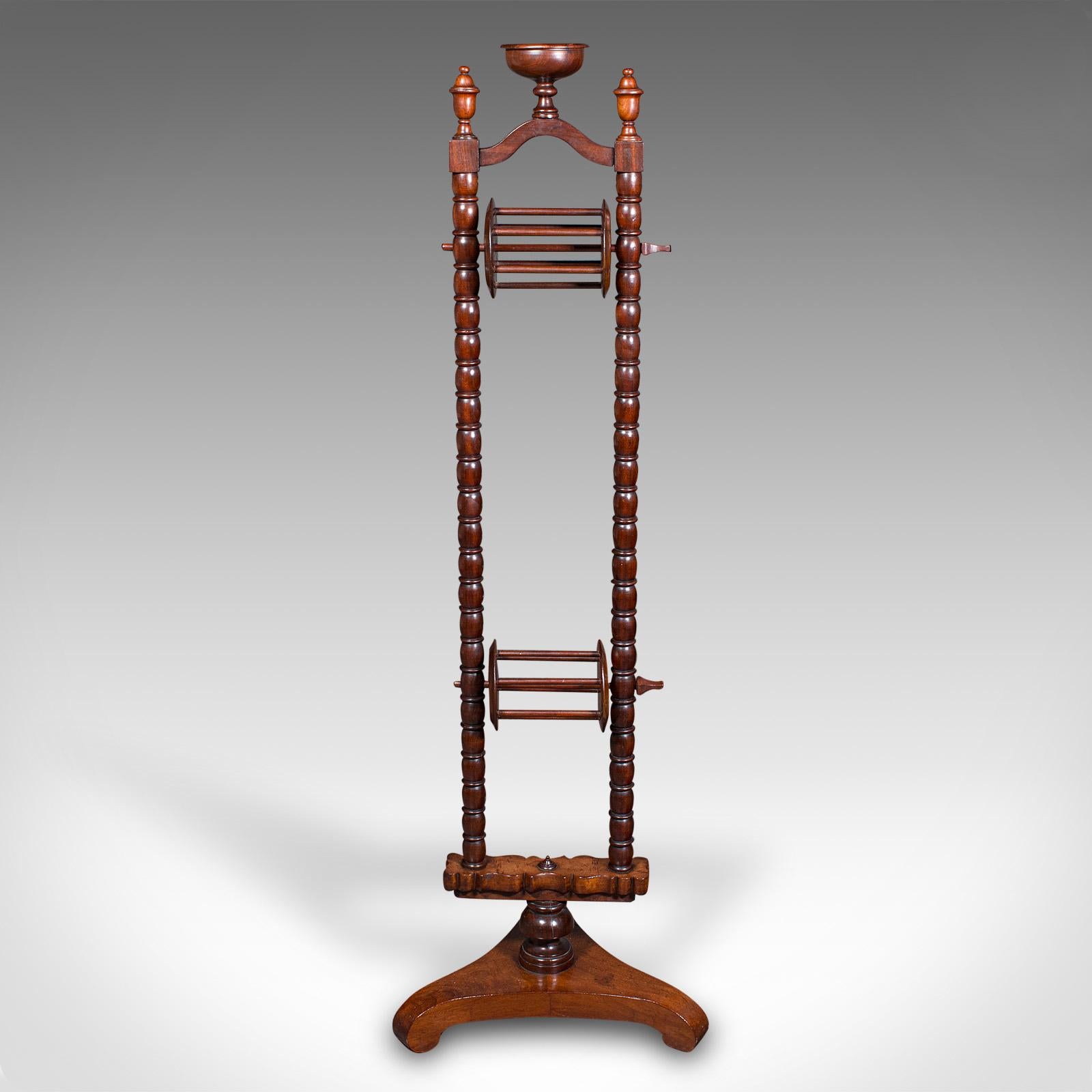 
Il s'agit d'un support ancien pour enrouleur de laine. Un martinet à fil réglable en noyer, datant du début de la période victorienne, vers 1850.

Fascinant remontoir du début de l'époque victorienne, avec un merveilleux attrait pour