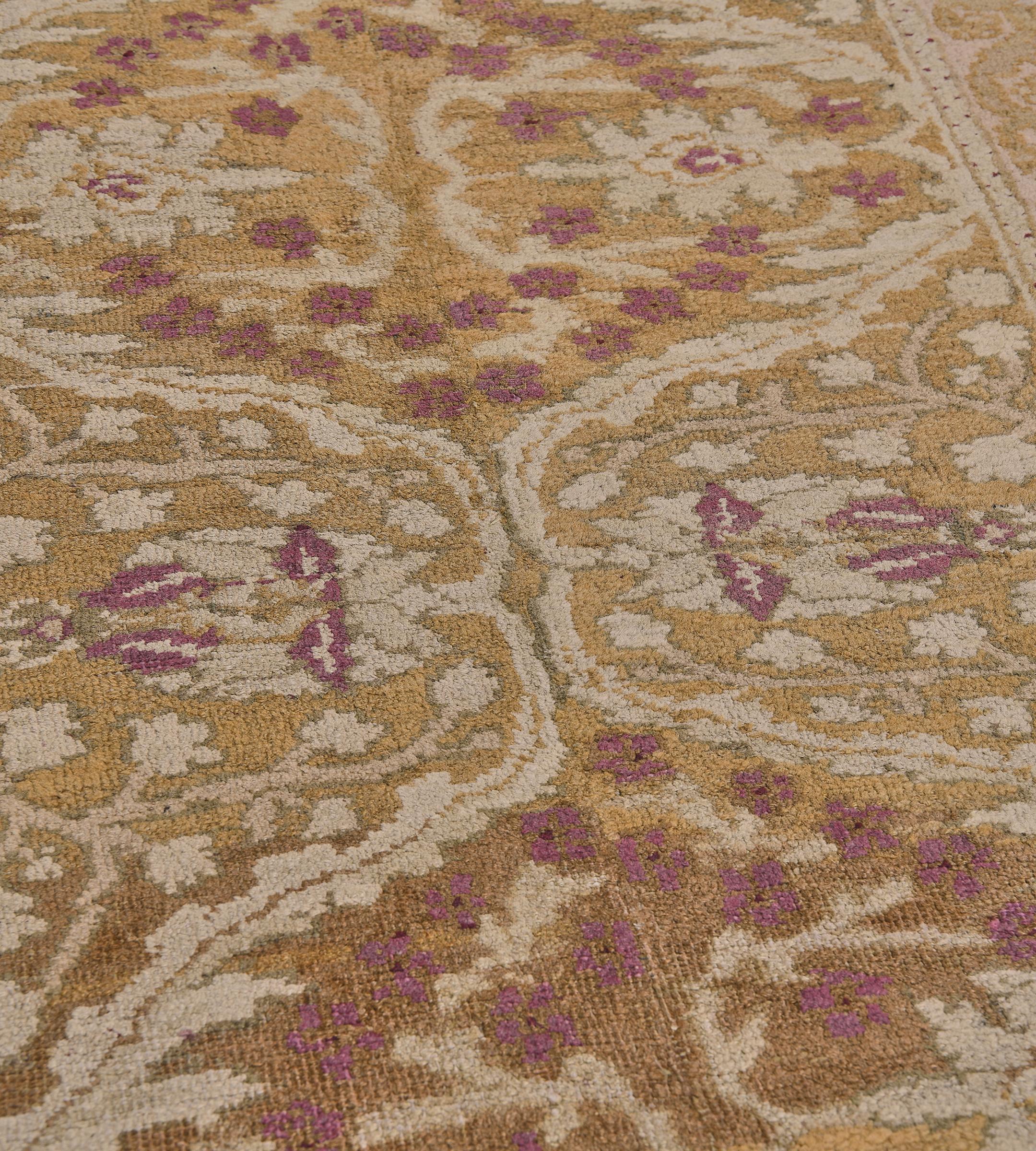 Indien Tapis de couloir indien Agra floral ancien en laine jaune tissé à la main en vente
