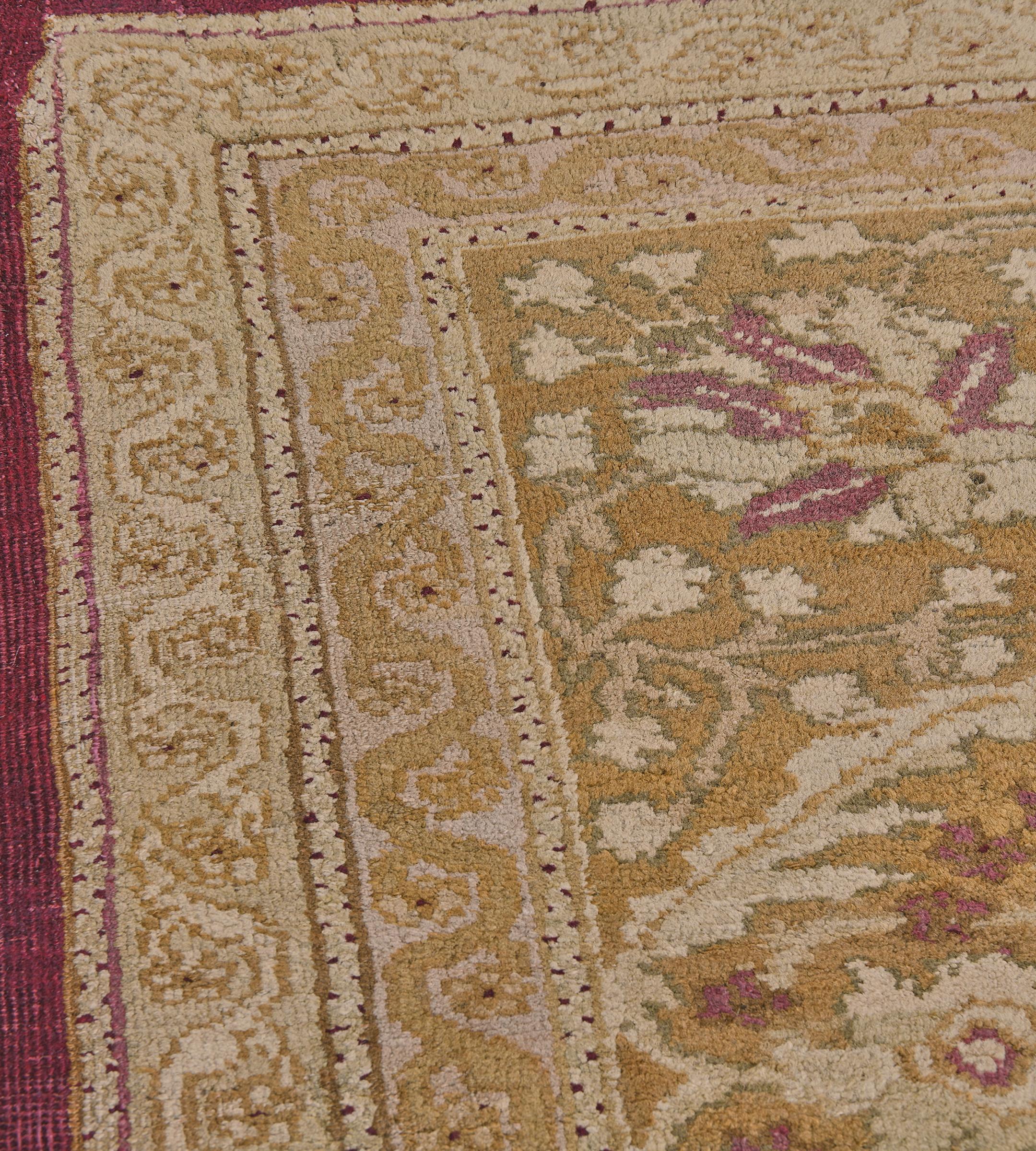 Tapis de couloir indien Agra floral ancien en laine jaune tissé à la main Bon état - En vente à West Hollywood, CA
