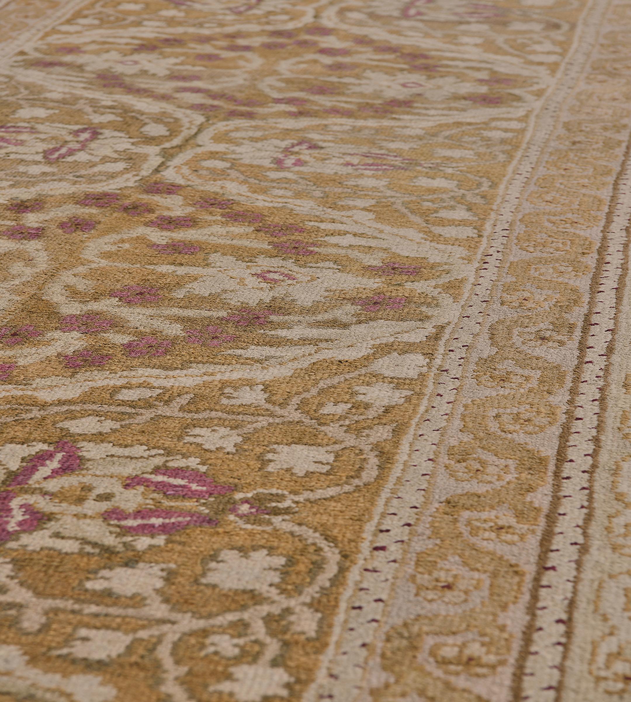 XIXe siècle Tapis de couloir indien Agra floral ancien en laine jaune tissé à la main en vente