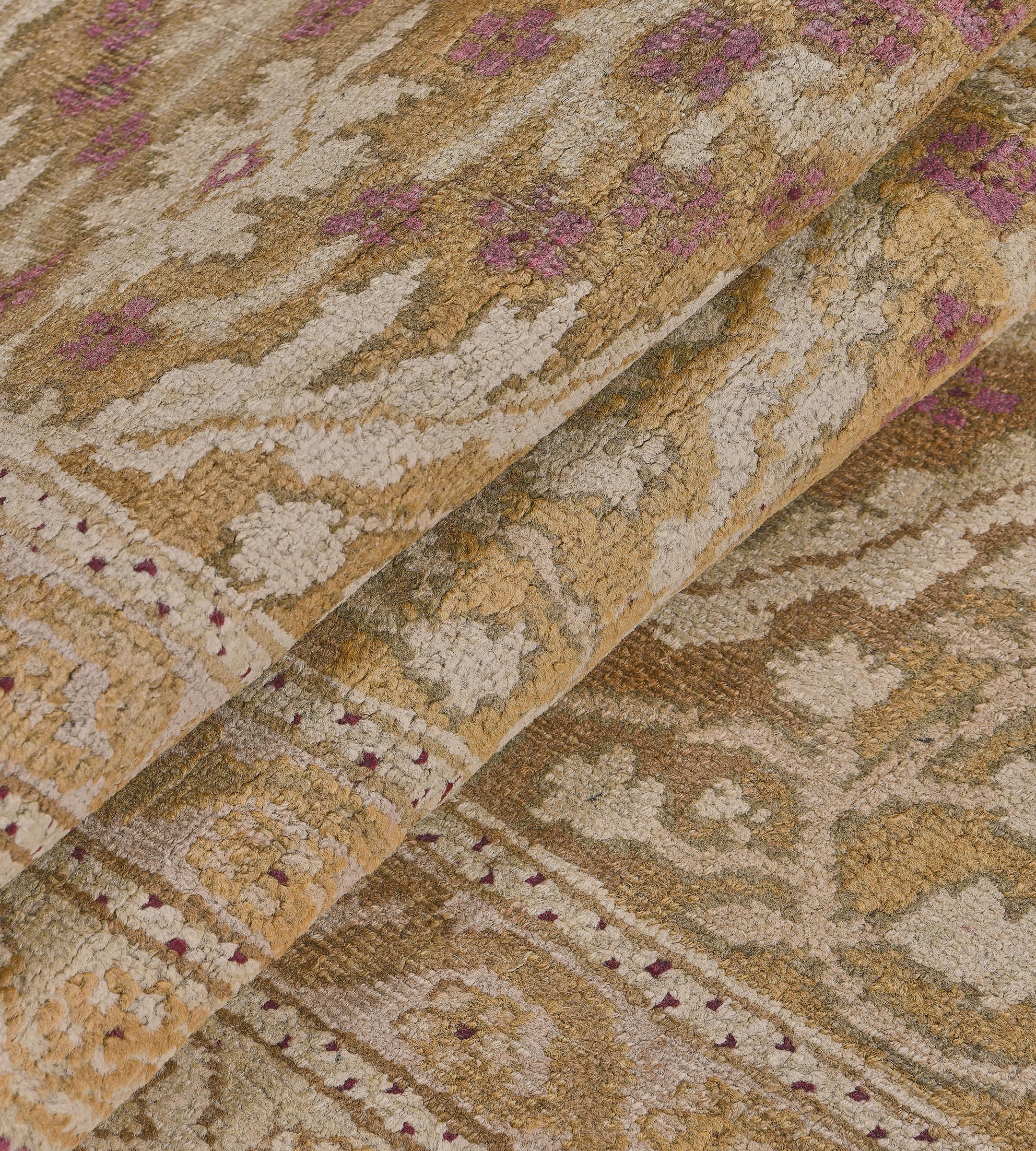 Laine Tapis de couloir indien Agra floral ancien en laine jaune tissé à la main en vente