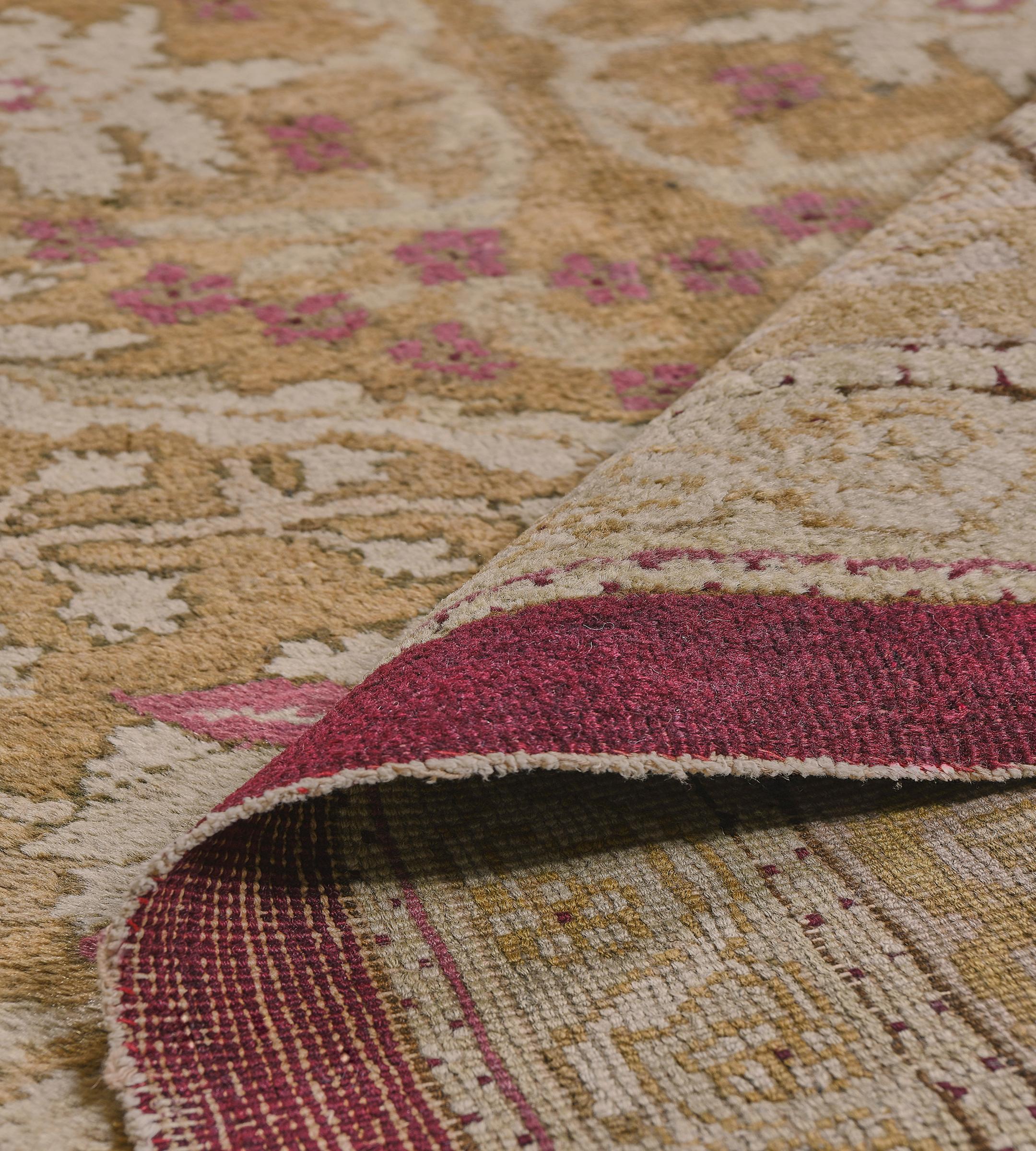 Tapis de couloir indien Agra floral ancien en laine jaune tissé à la main en vente 1