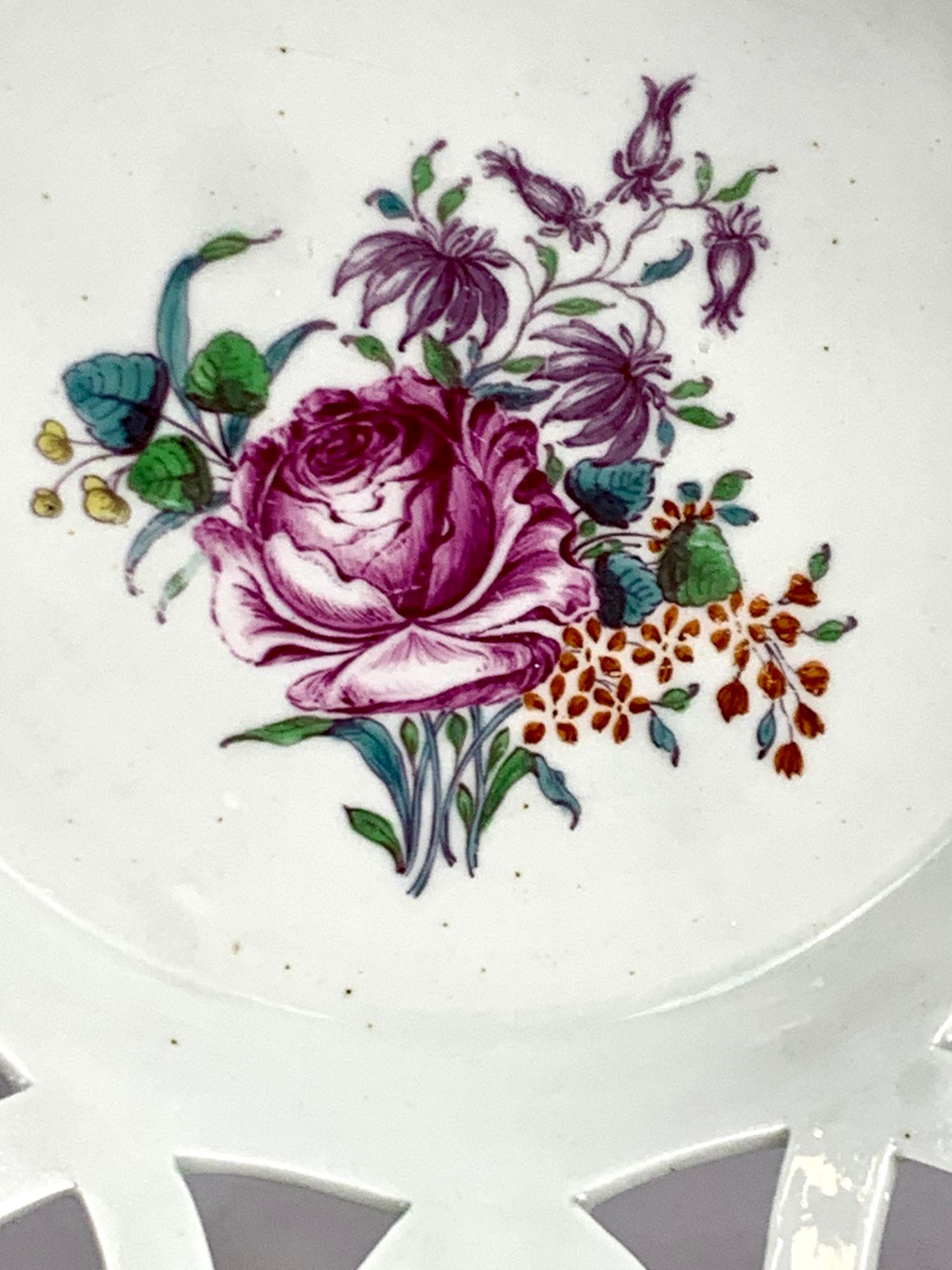 Dipinto a mano Antico cesto di porcellana Worcester Dr. Wall Primo Periodo Circa 1770 Inghilterra in vendita