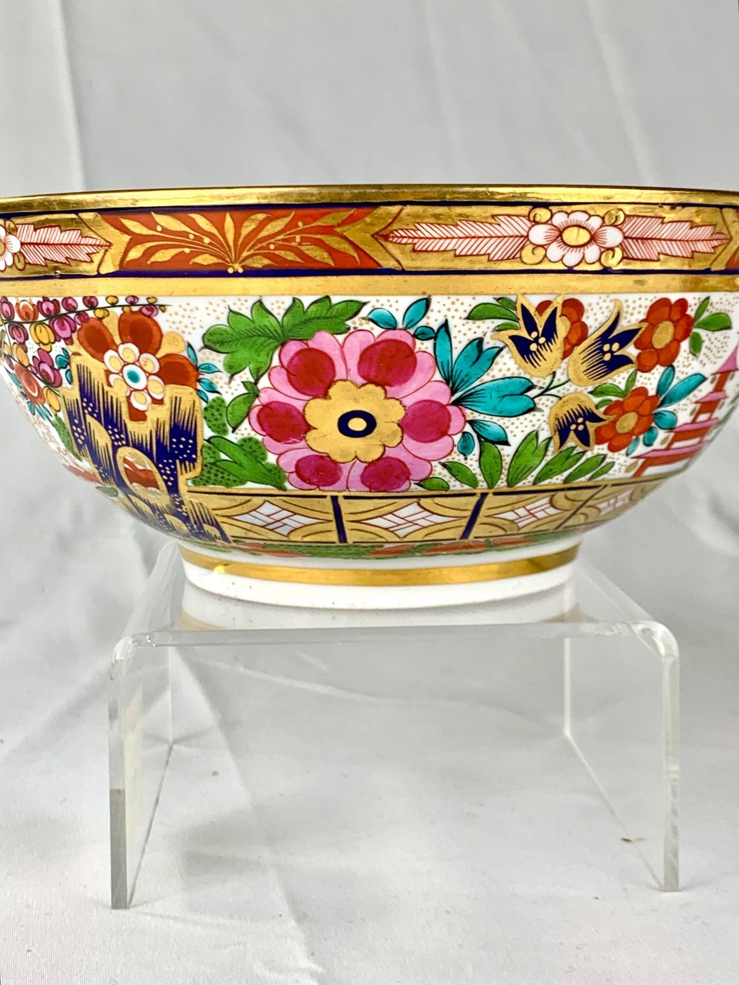 Antique Worcester Porcelain Bowl Fence Pattern English Imari Style C-1810 In Excellent Condition For Sale In Katonah, NY