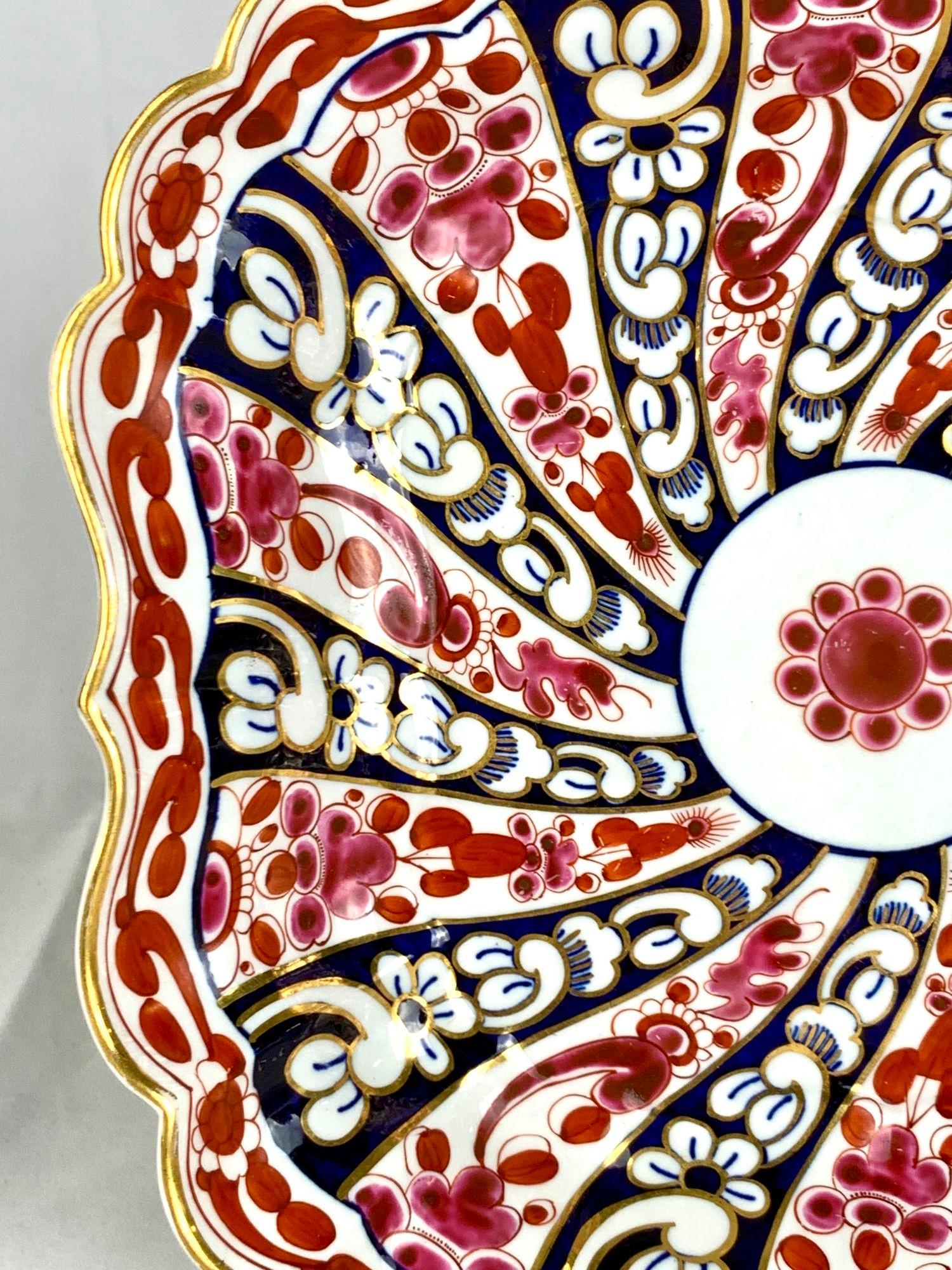 Dipinto a mano Antico piatto in porcellana di Worcester con motivo Queen Charlotte, Inghilterra, CIRCA 1820 in vendita
