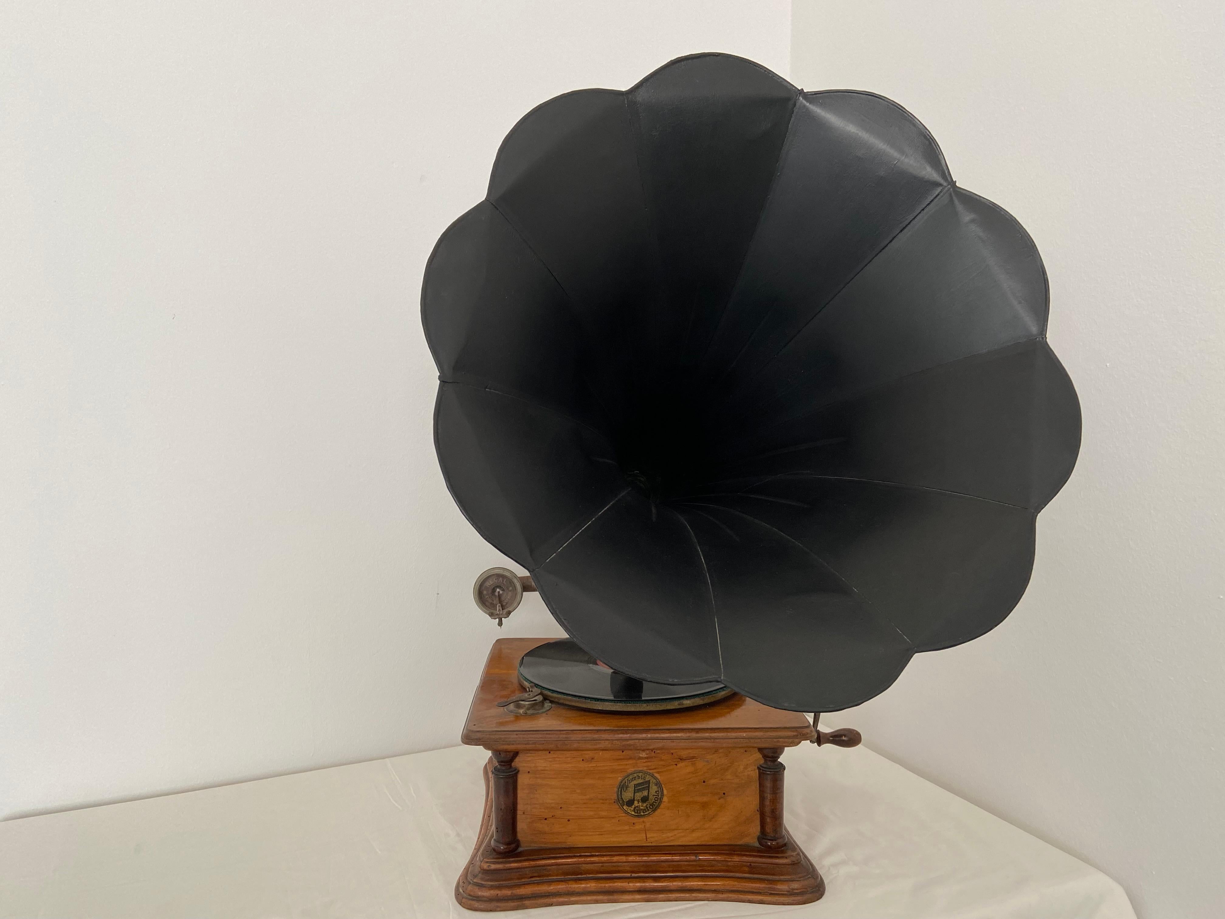 For sale, a beautiful COLUMBIA GRAFONOLA table gramophone, in mahogany wood, all original and in working order. Built in U.S.A. from the AMERICAN COLUMBIA GRAFONOLAS this model was introduced in 1912, therefore this wonderful specimen can be dated