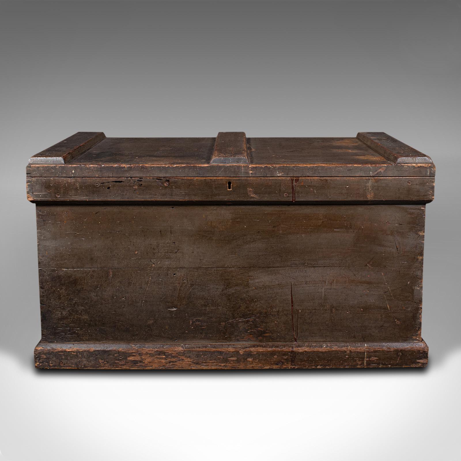 Britannique Ancienne commode de travailleur anglaise, commode d'outils en pin, table basse victorienne, 1880 en vente