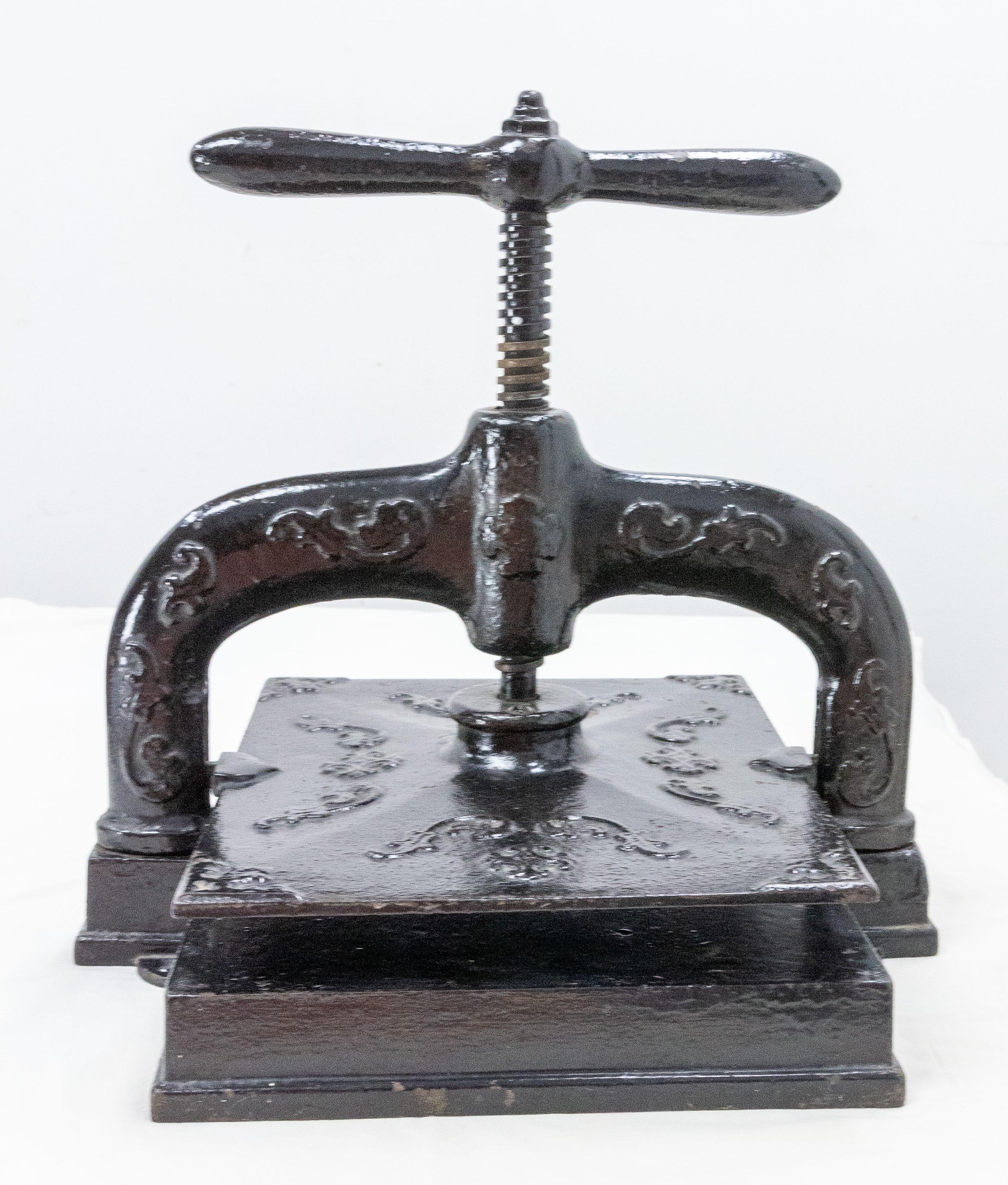 This wrought iron book press was made in the late 19th century in France for a workshop
Patina and signs of use which make this antique object very characterful.

Shipping:
P30 L33 H 30 12.4 kg.