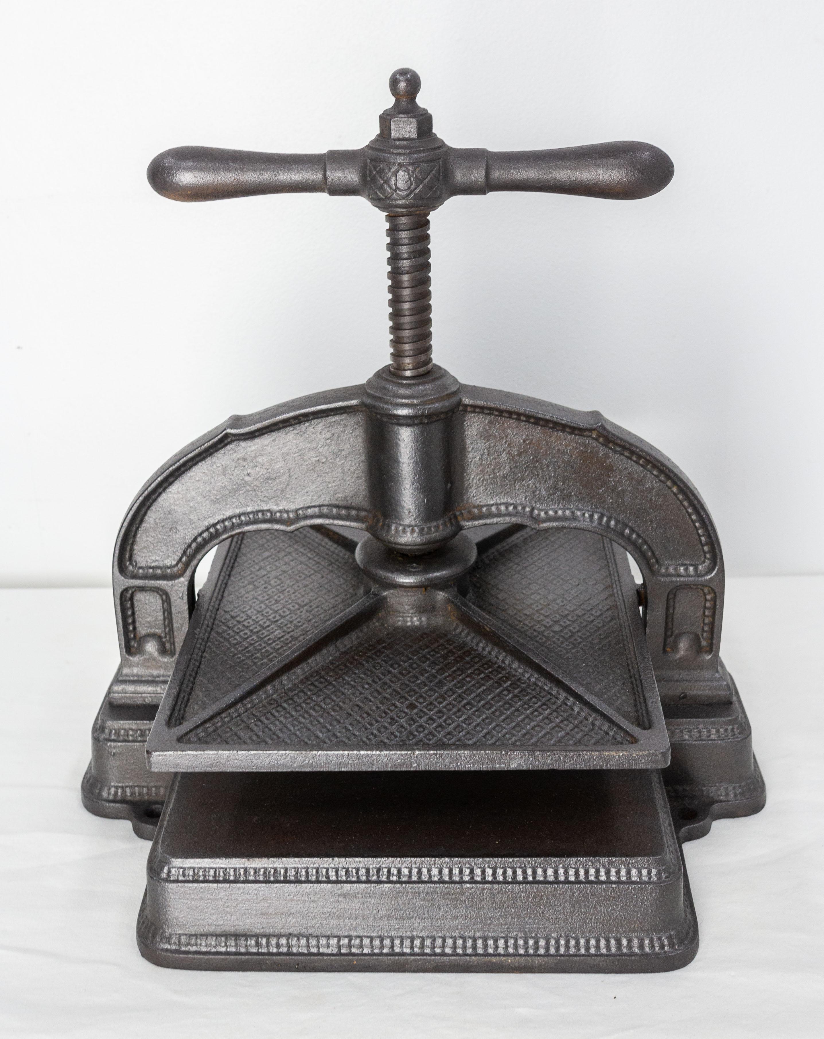 This wrought iron book press was made in the late 19th century in France for a workshop
Many parts of this object are worked, which makes it a very beautiful piece, very characterful.

Shipping:
P31 L36 H 32 14.2 kg.