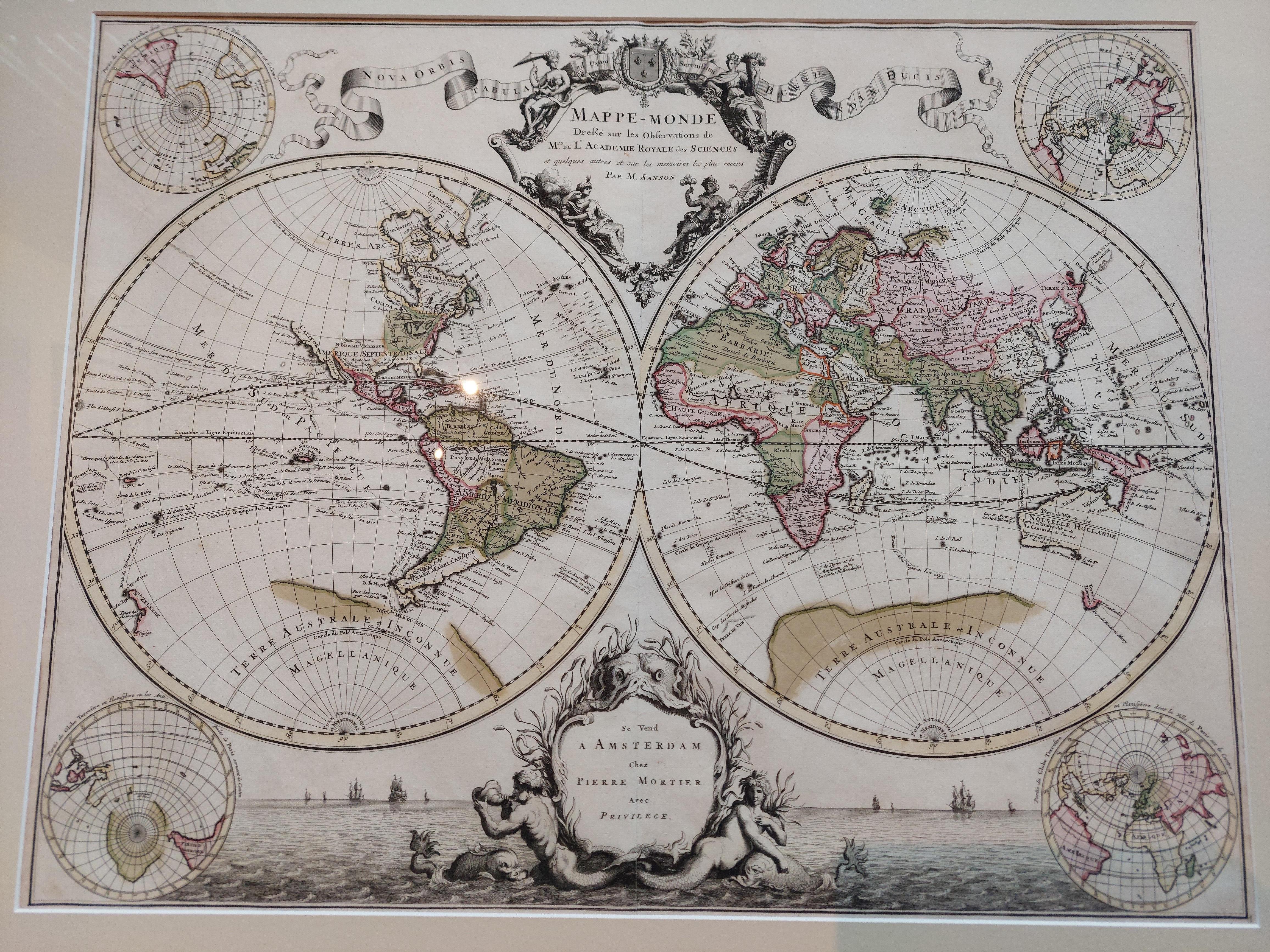 Ancienne carte du monde intitulée 'Mappe-Monde dressee sur les Observations de Mrs. de l'Academie Royale des Sciences (...)'. Belle carte du monde ancienne et originale. Relief illustré. Comprend des illustrations et 4 petites projections polaires