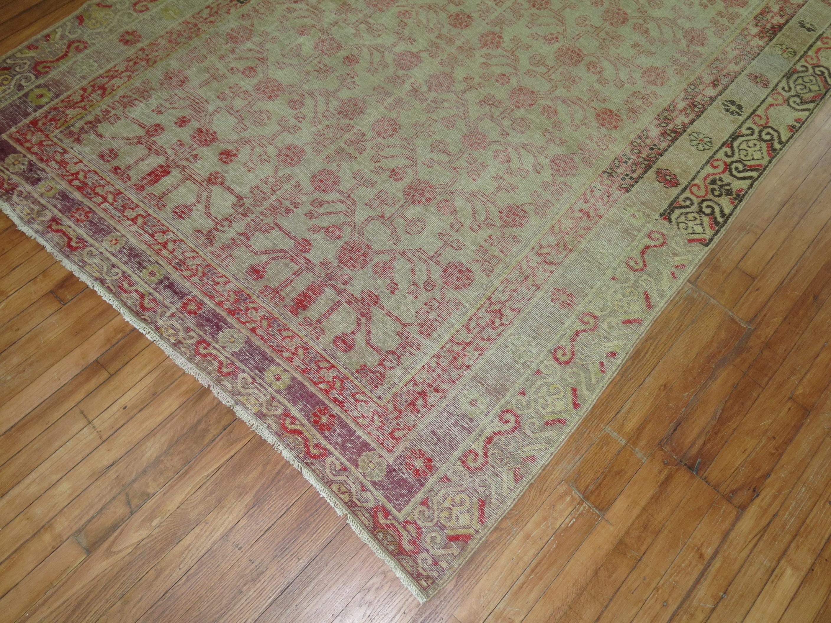 Antiker getragener Khotan-Teppich (19. Jahrhundert) im Angebot