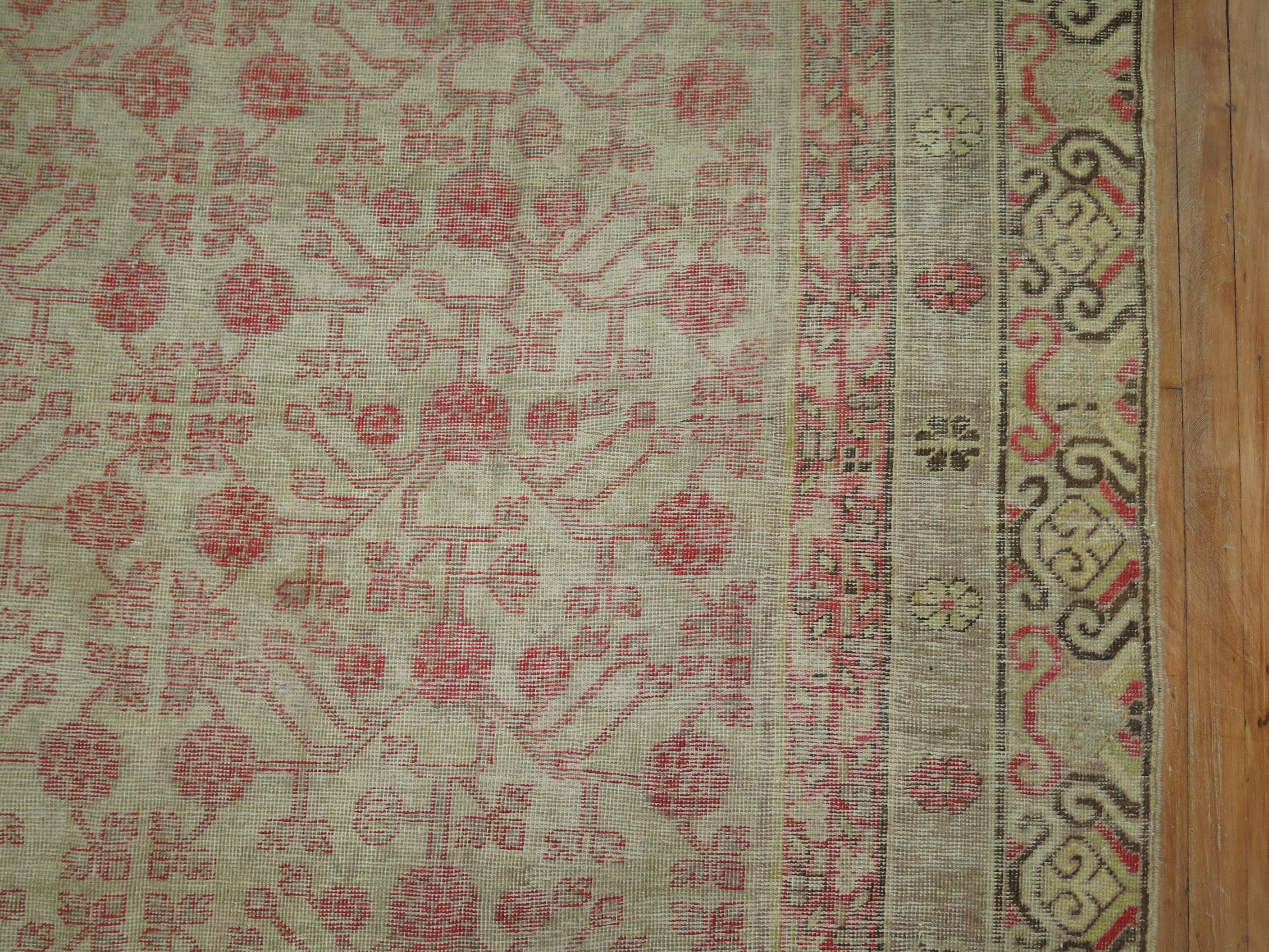 Antiker getragener Khotan-Teppich im Angebot 1