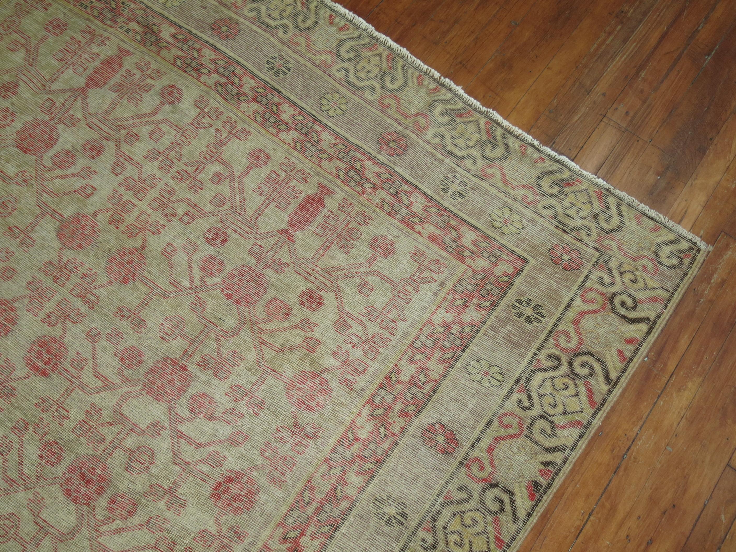 Antiker getragener Khotan-Teppich im Angebot 2