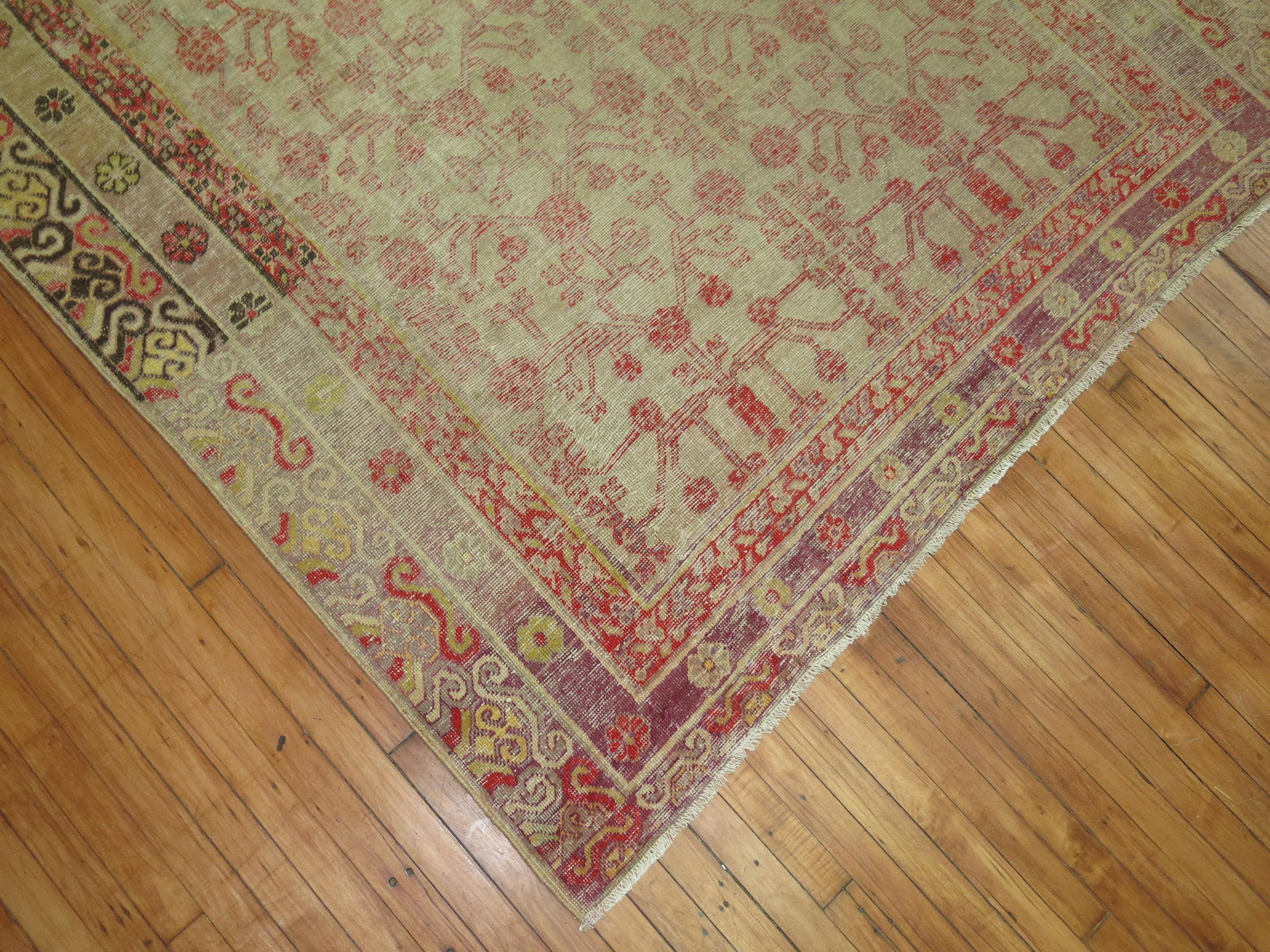 Antiker getragener Khotan-Teppich im Angebot 3