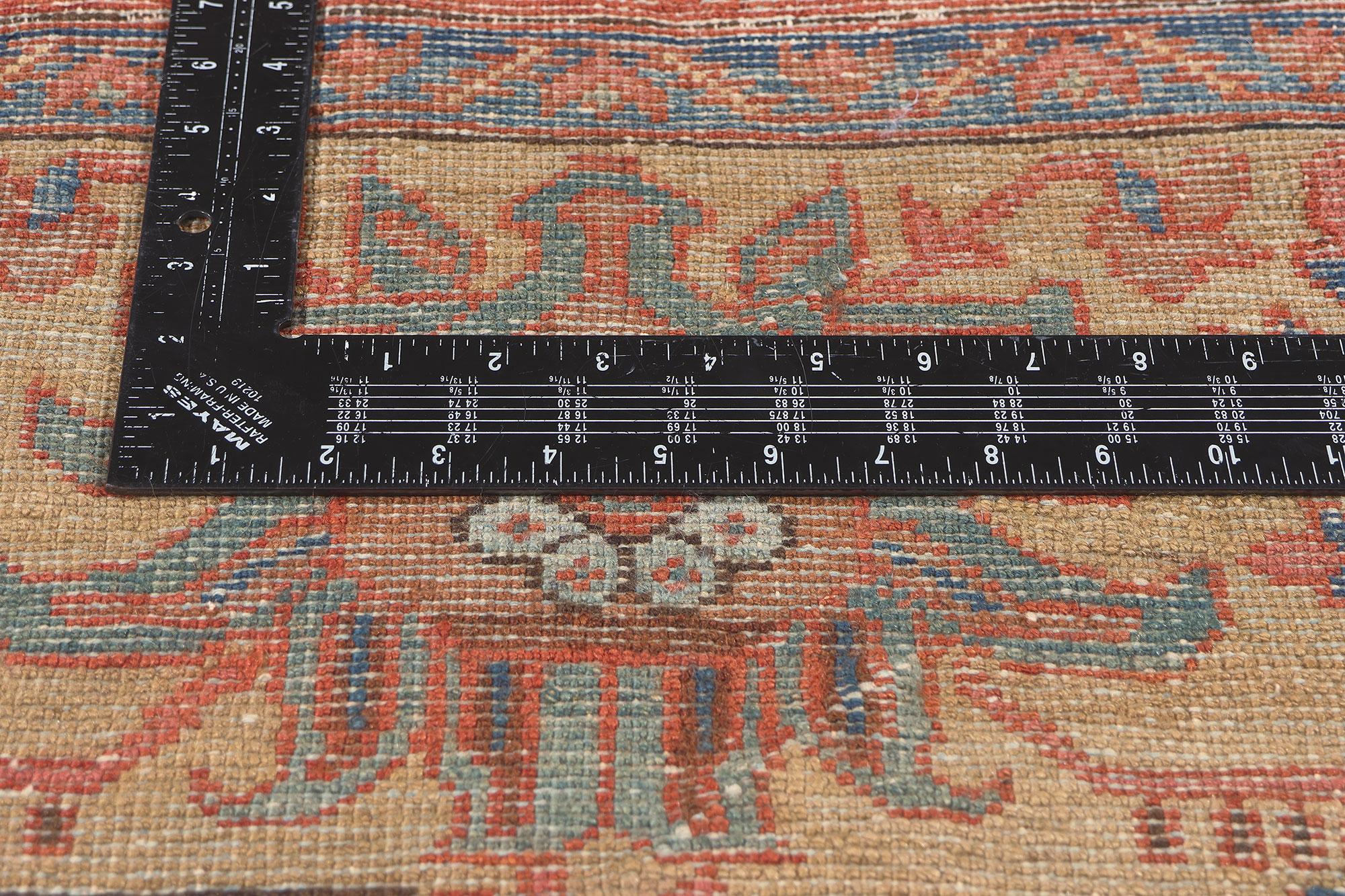 Antik getragener persischer Mahal-Teppich, entspannter Luxus trifft auf rustikale Sensibilität im Zustand „Starke Gebrauchsspuren“ im Angebot in Dallas, TX