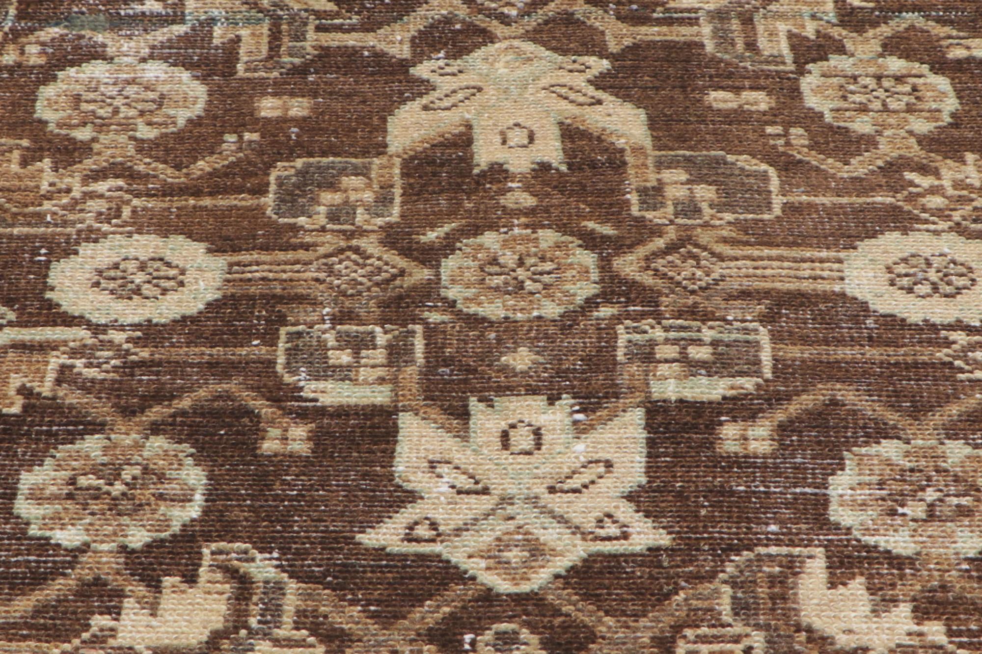 Antiker persischer Malayer-Teppich aus Goldbronze, Mid-Century Modern Meets Verwitterteppich im Zustand „Starke Gebrauchsspuren“ im Angebot in Dallas, TX