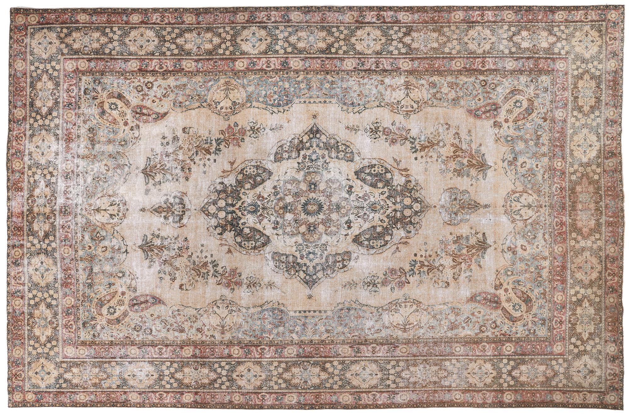 Antiker persischer Mashhad-Teppich aus Korn, verwitterter Fesse auf belgischem Chic im Angebot 2
