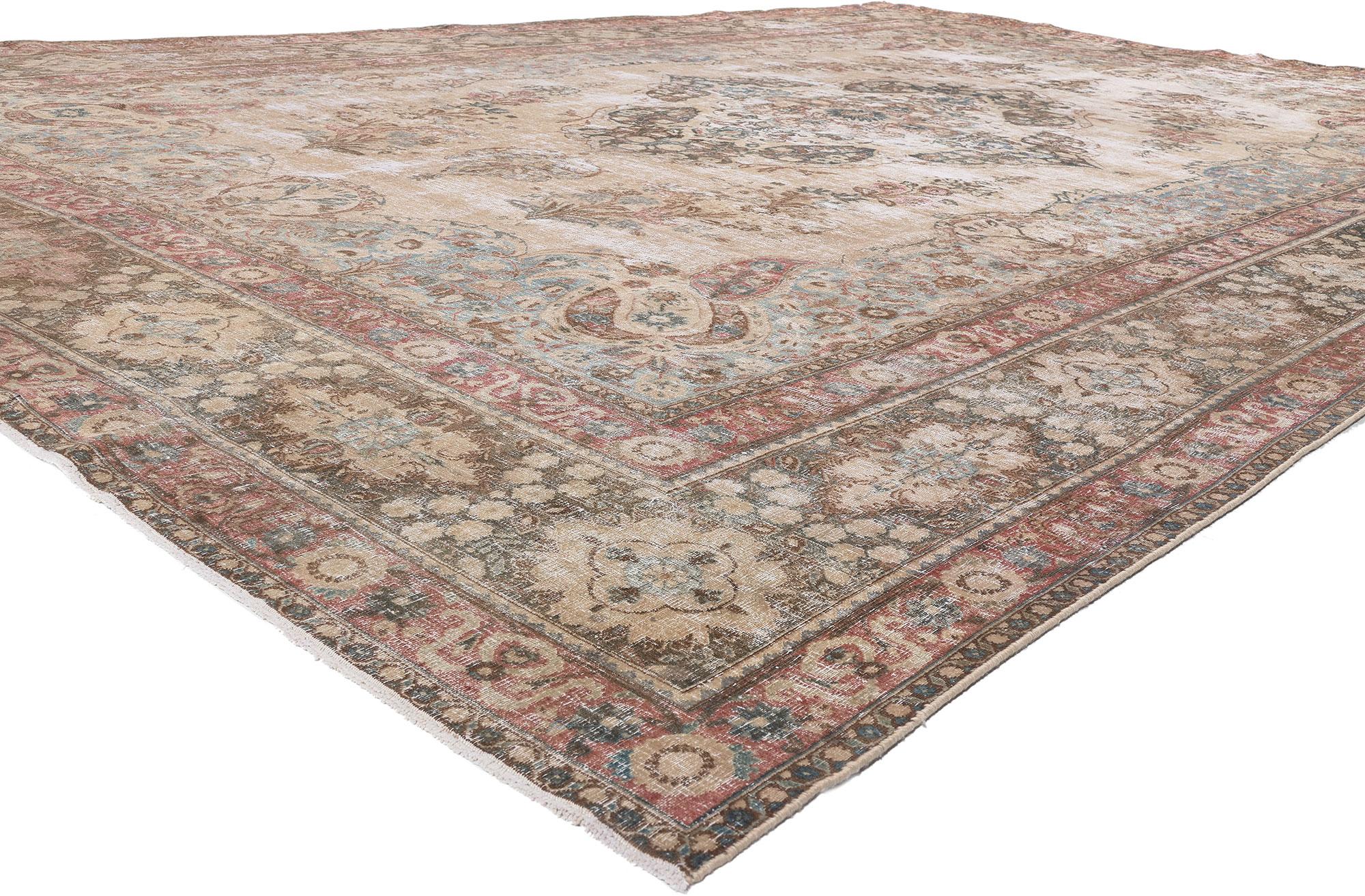 61259 Antiker, getragener persischer Mashhad-Teppich, 10'06 x 16'02.
Verwitterte Finesse trifft auf belgischen Chic in diesem handgeknüpften antiken persischen Mashhad-Teppich aus Wolle. Das verblasste Blumenmuster und die Farben, die in dieses