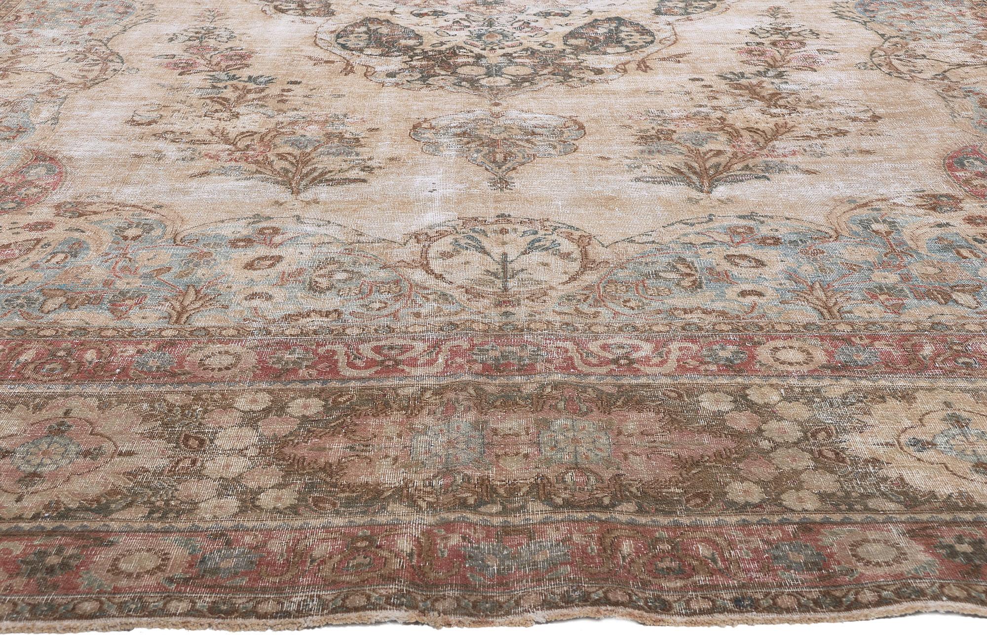 Antiker persischer Mashhad-Teppich aus Korn, verwitterter Fesse auf belgischem Chic (Persisch) im Angebot