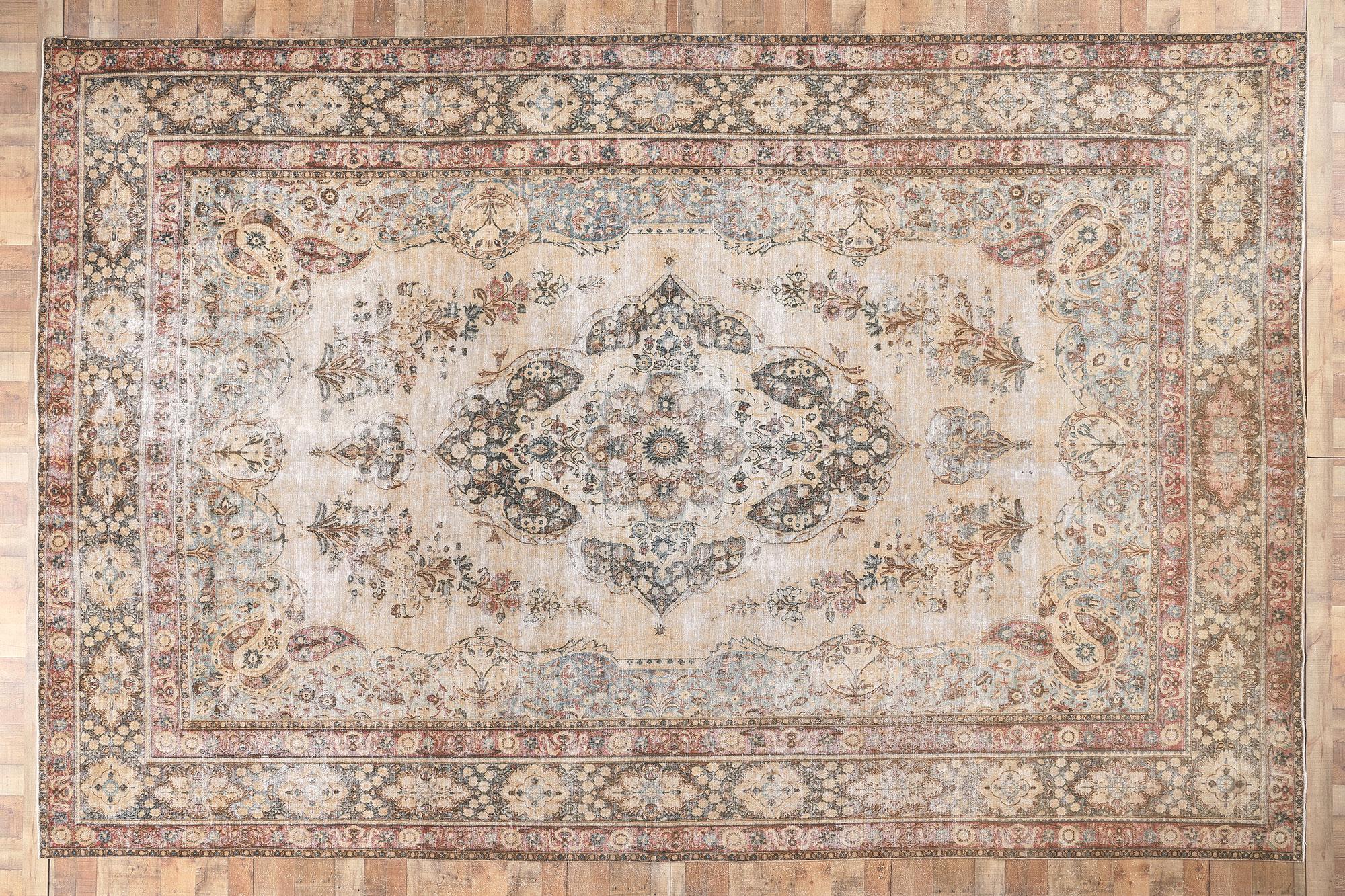Antiker persischer Mashhad-Teppich aus Korn, verwitterter Fesse auf belgischem Chic im Angebot 1