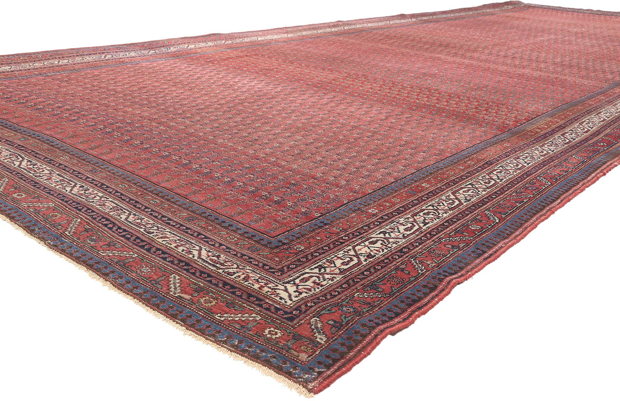 78658 Extra langer antik-getragener persischer Saraband-Teppich, 07'03 x 19'11.
Traditionelle Sensibilität trifft auf verwitterten Charme in diesem handgeknüpften Saraband-Teppich aus Wolle mit antiker Oberfläche. Das kleinteilige Boteh-Design und