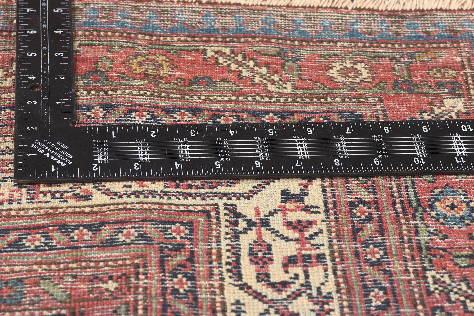 Antiker persischer Saraband-Teppich aus Goldbronze, traditioneller Stil, auf verwittertem Charme trifft im Zustand „Starke Gebrauchsspuren“ im Angebot in Dallas, TX