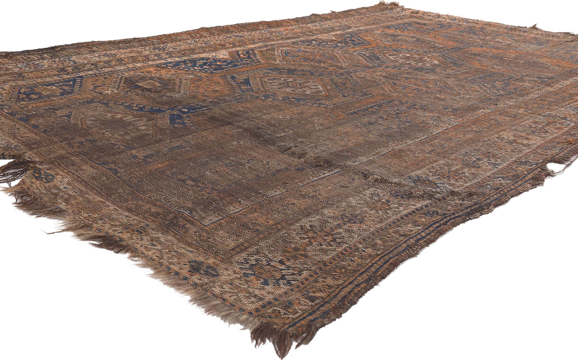 78530 Antik-getragener persischer Shiraz-Teppich, 05'10 x 09'05. Ein persischer Schiraz-Teppich ist ein traditioneller handgefertigter Teppich aus der Stadt Schiraz im Iran, der zur breiteren Kategorie der persischen Teppiche gehört. Sie sind für