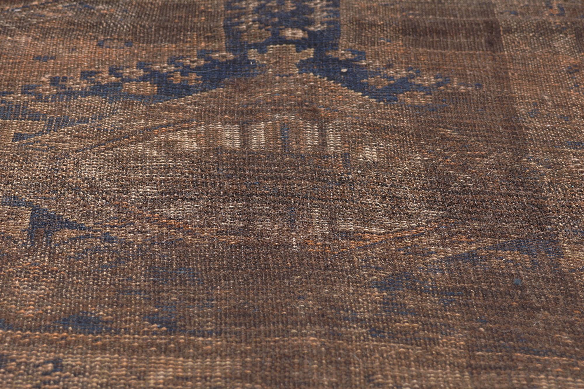Antiker persischer Shiraz-Teppich aus Goldbronze, Stammeskunst, Tribal Enchantment Meets Laid-Back Luxury im Zustand „Starke Gebrauchsspuren“ im Angebot in Dallas, TX