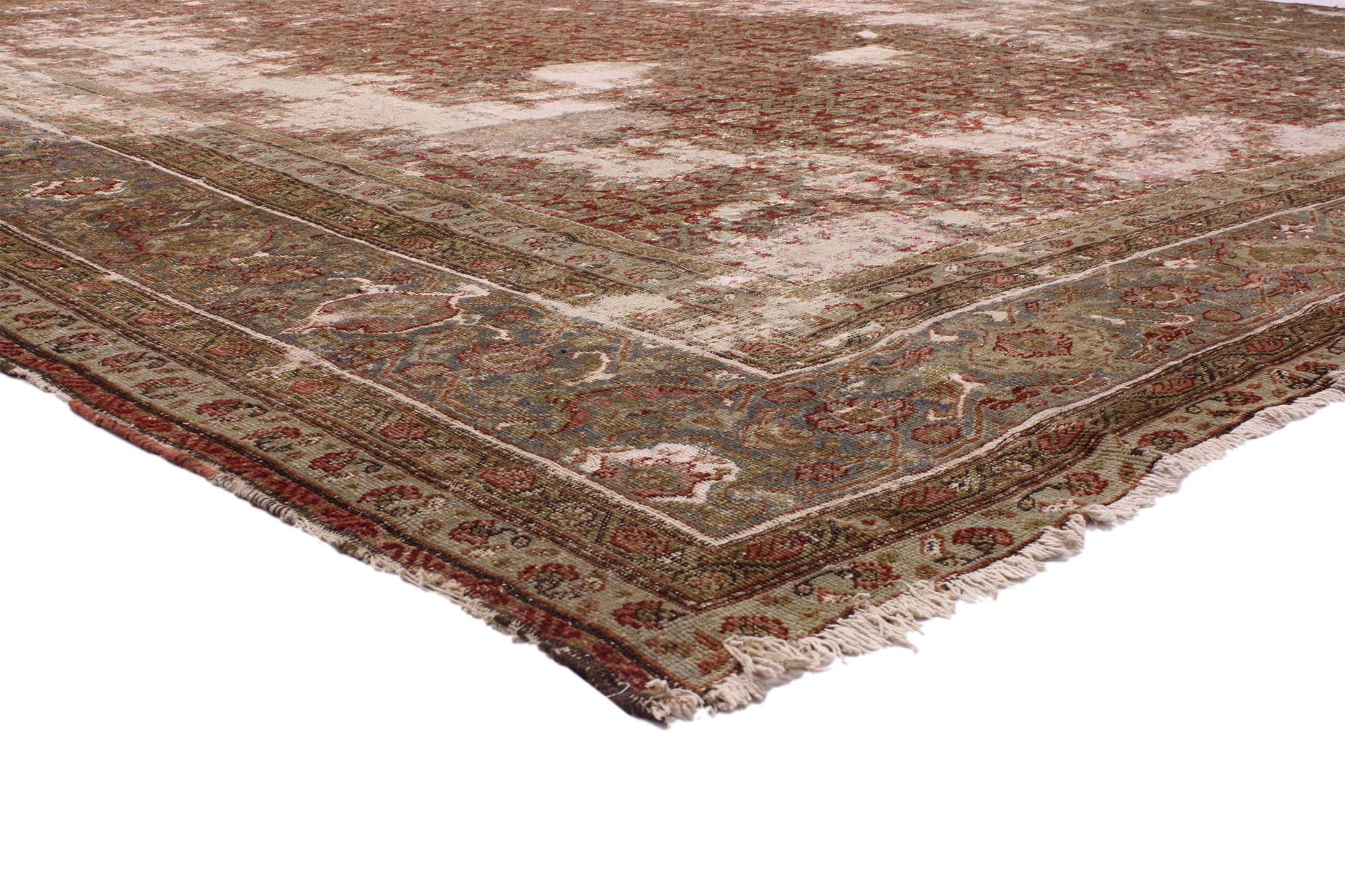 73485 Tappeto antico persiano Sultanabad Rugs, 13'04 x 17'07, fine XIX secolo. Usurato dal tempo ma dalla presenza regale, questo tappeto antico persiano Sultanabad Rugs, annodato a mano in lana, si dispiega come un antico manoscritto, logorato dal